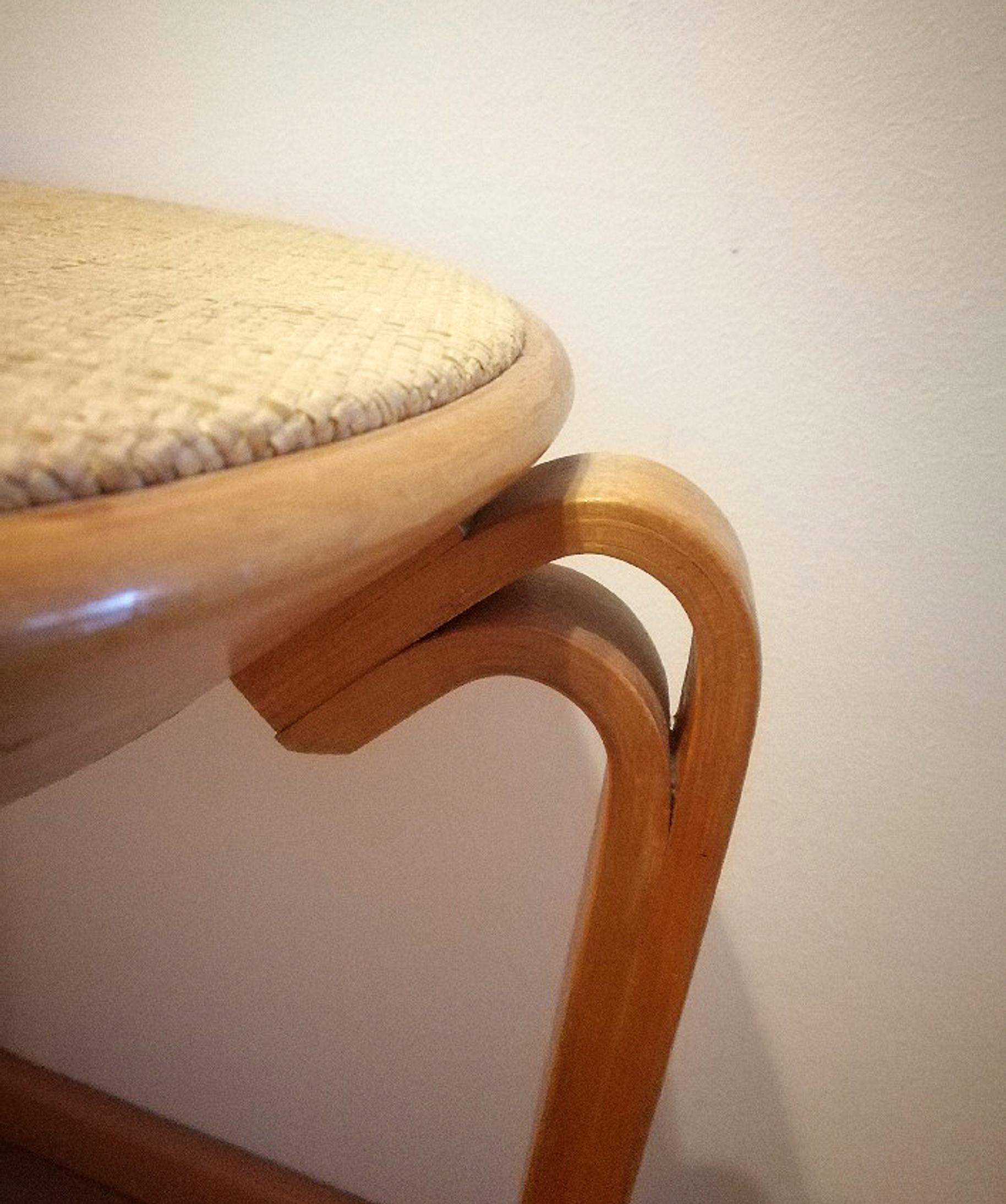 lähikuva Artekin jakkara 60:sta niinipäällisellä