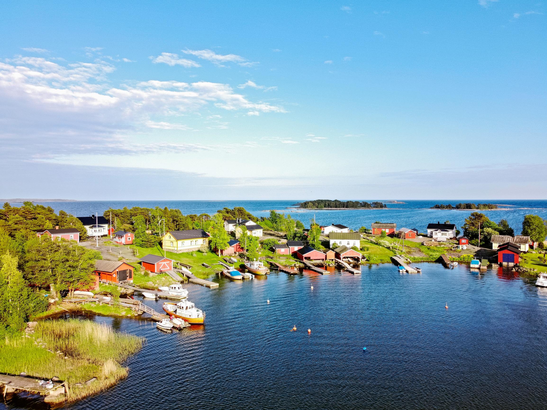 Parin tunnin merimatkan päässä Kotkasta sijaitsee kiehtova hevosenkengän mallinen saari – vehreän Haapasaaren asukkaat saavat nauttia ainutlaatuisesta rauhasta 