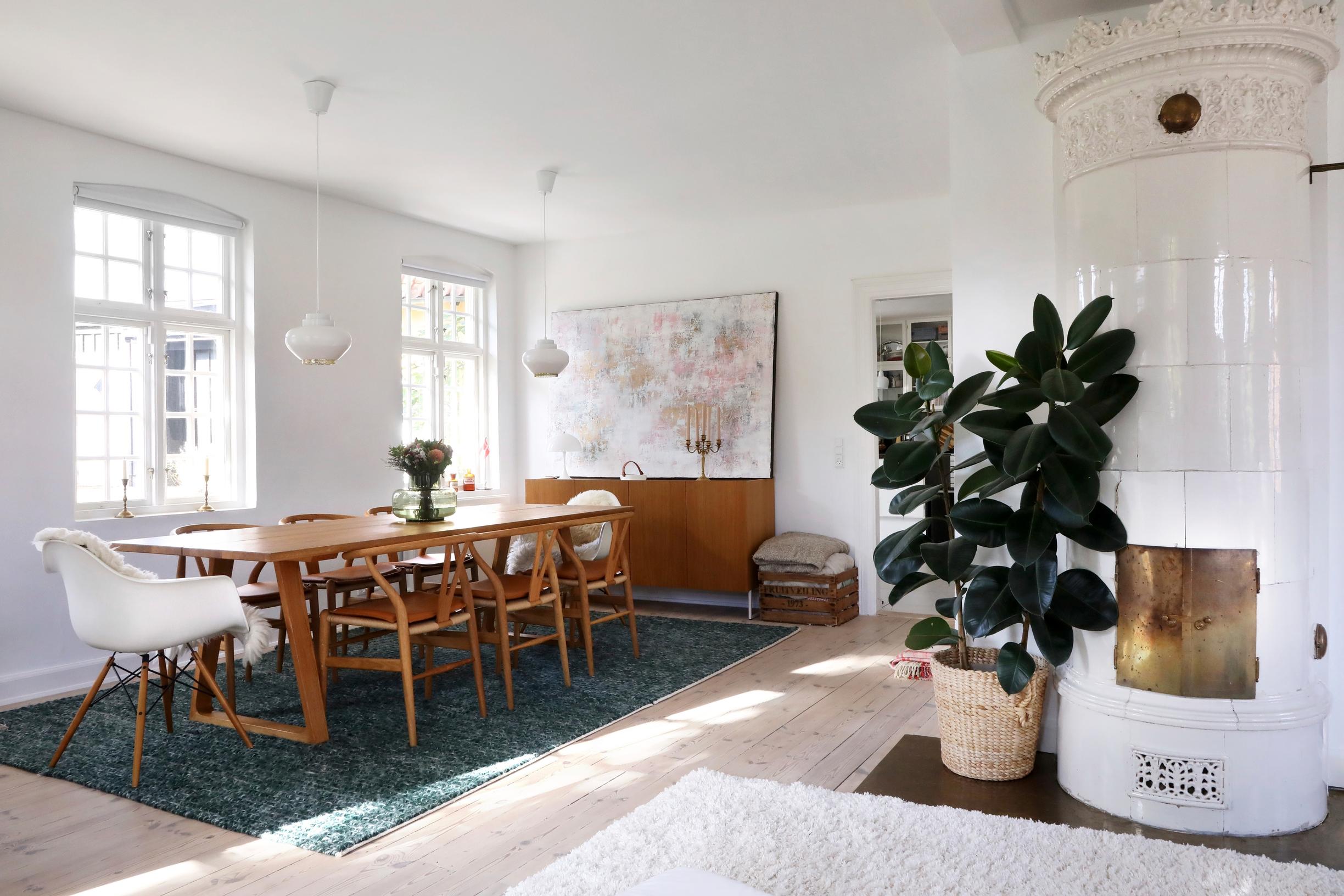 Kakluuni, maalaus ja designkalusteet ruokailutilassa