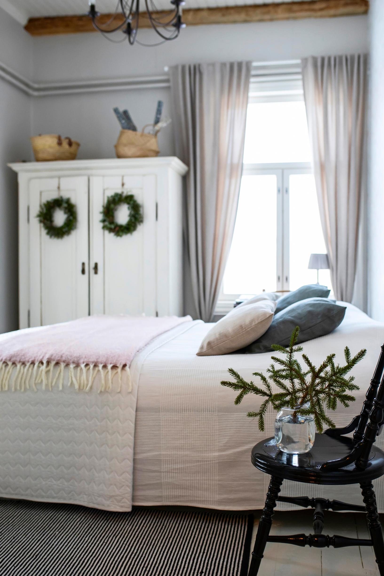 Vanhan pappilan piispankamari on kalustettu makuuhuoneeksi