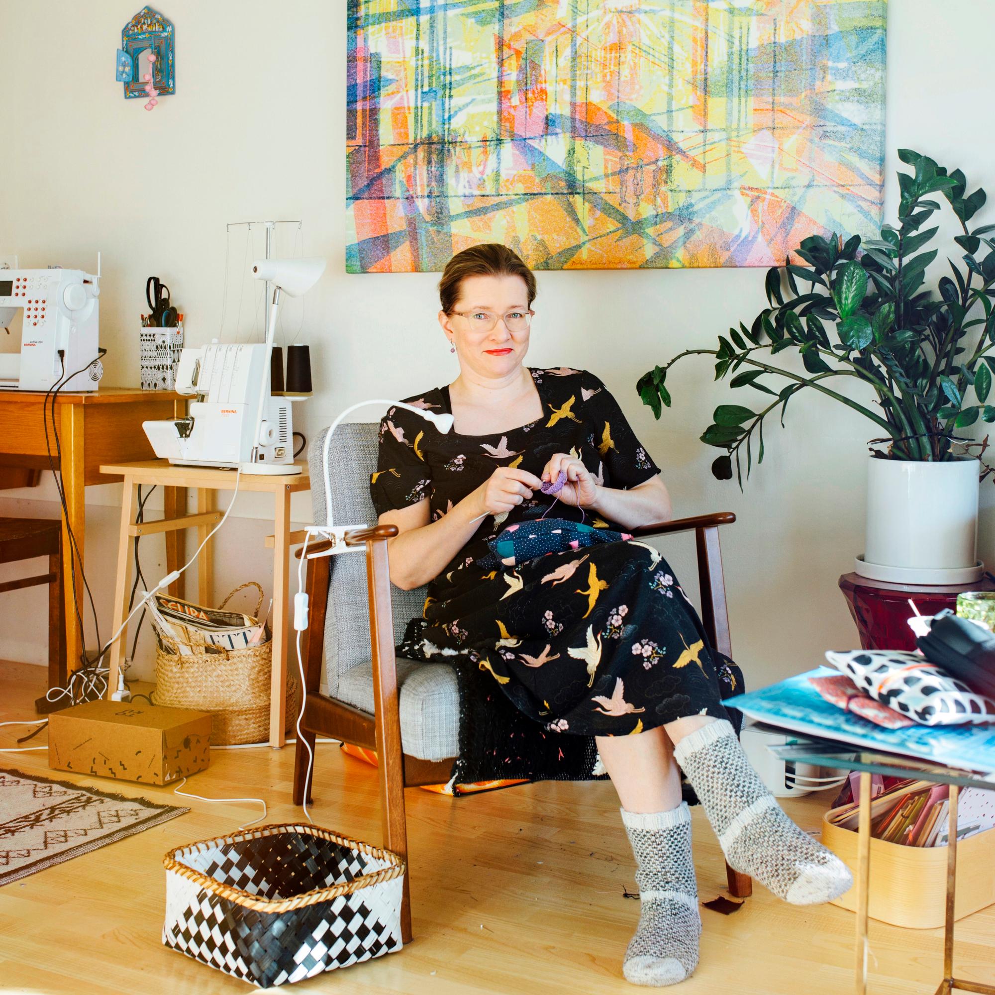 Kirjailija Laura Honkasalo ompelee vaatteensa itse alushousuista lähtien – ”Talvitakki ei ole vielä onnistunut”