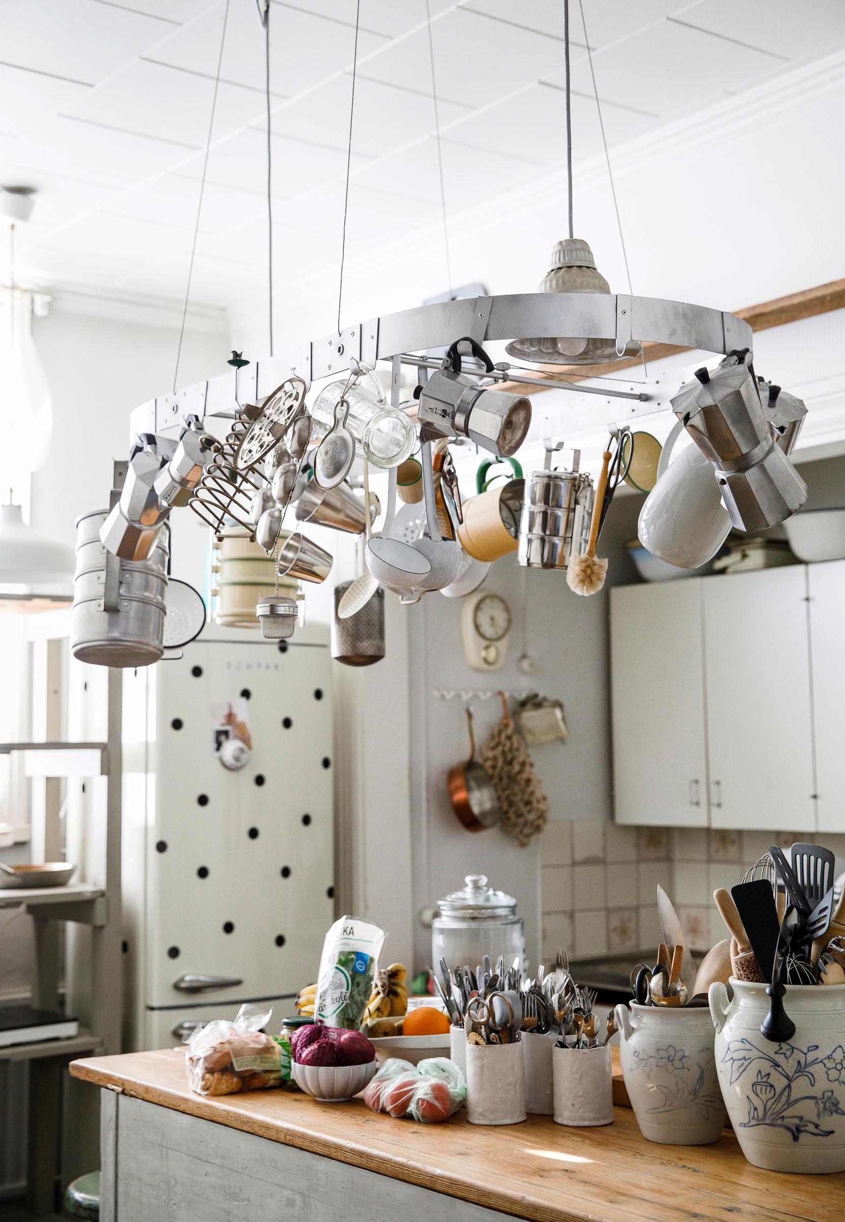 Katja teki itse kattokoukuston keittiöön.