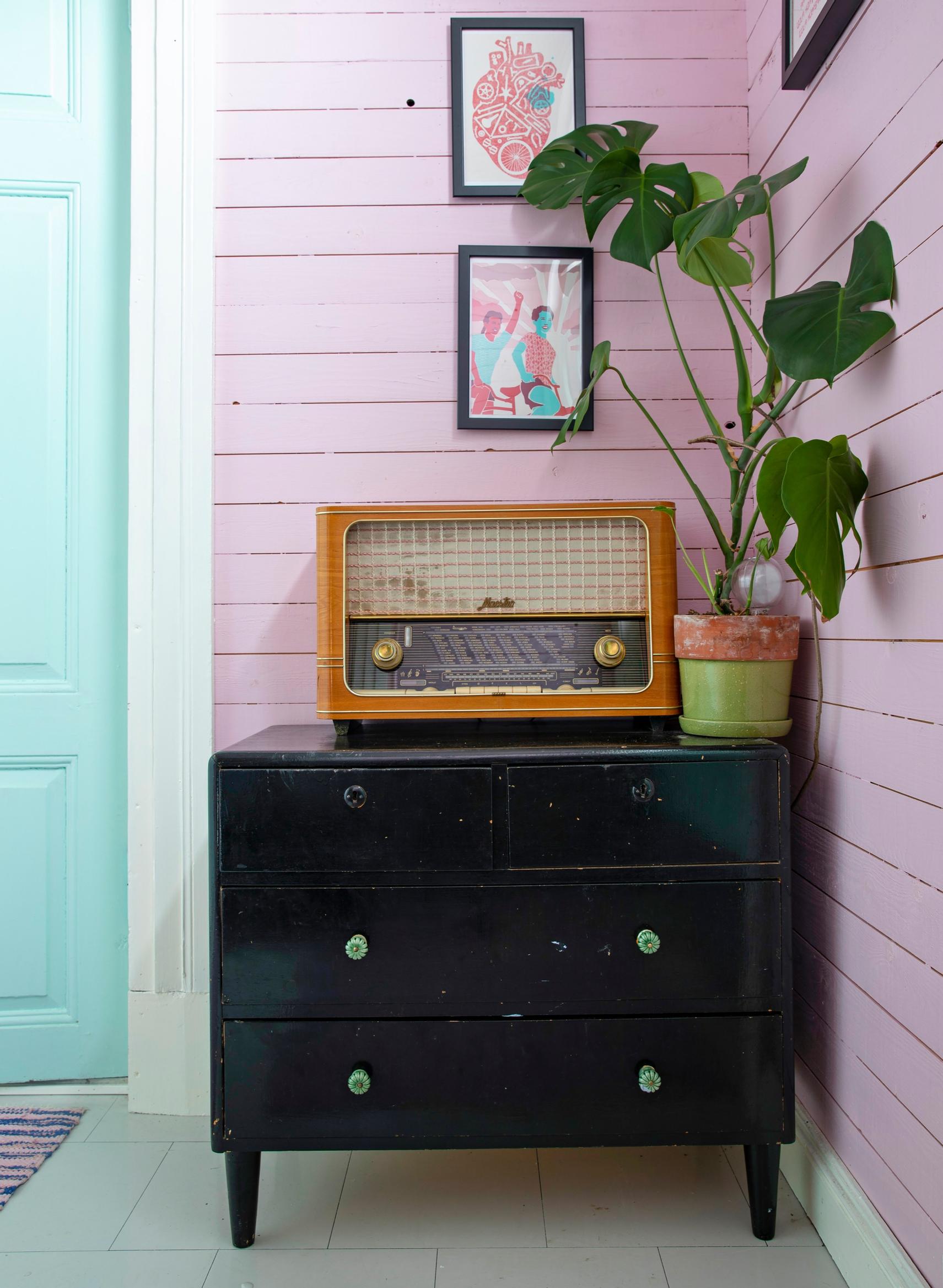 Vaaleanpunainen seinä ja mintunvihreä ovi