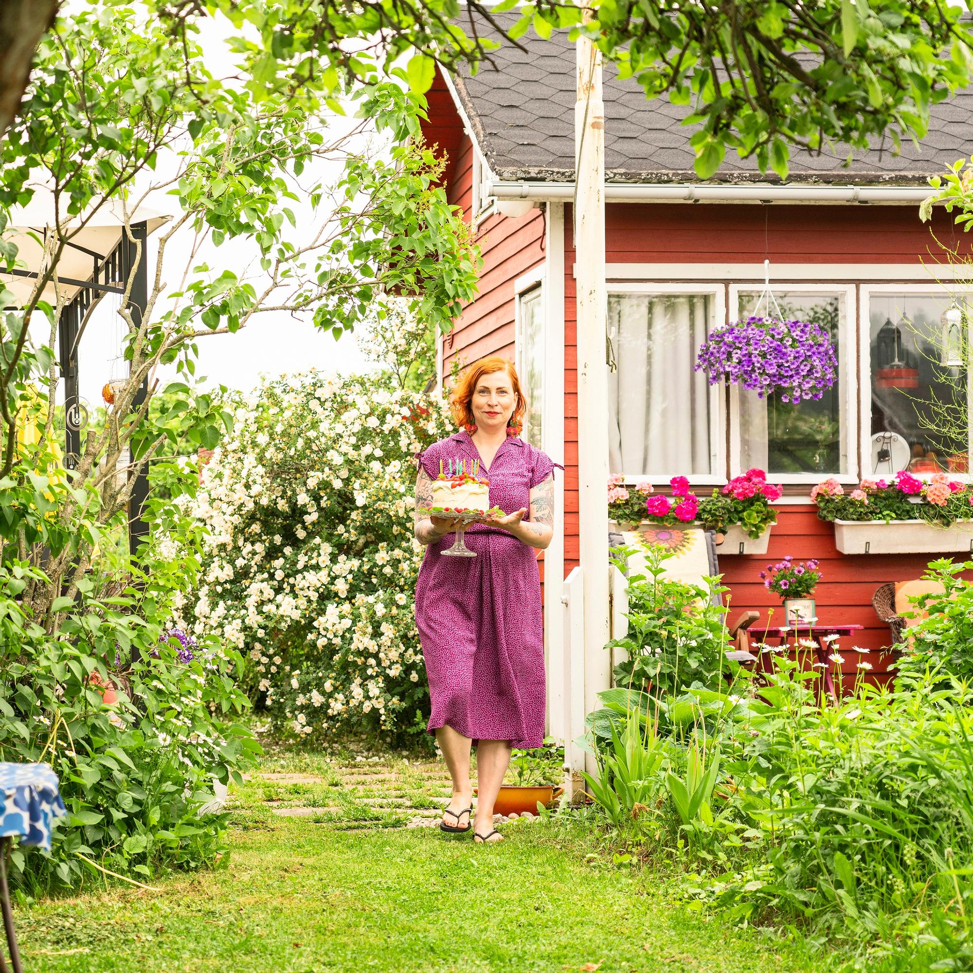 Pieni punainen mökki keskellä kaupunkia! Susa elää siirtolapuutarhassa uudelleen lapsuutensa kesiä