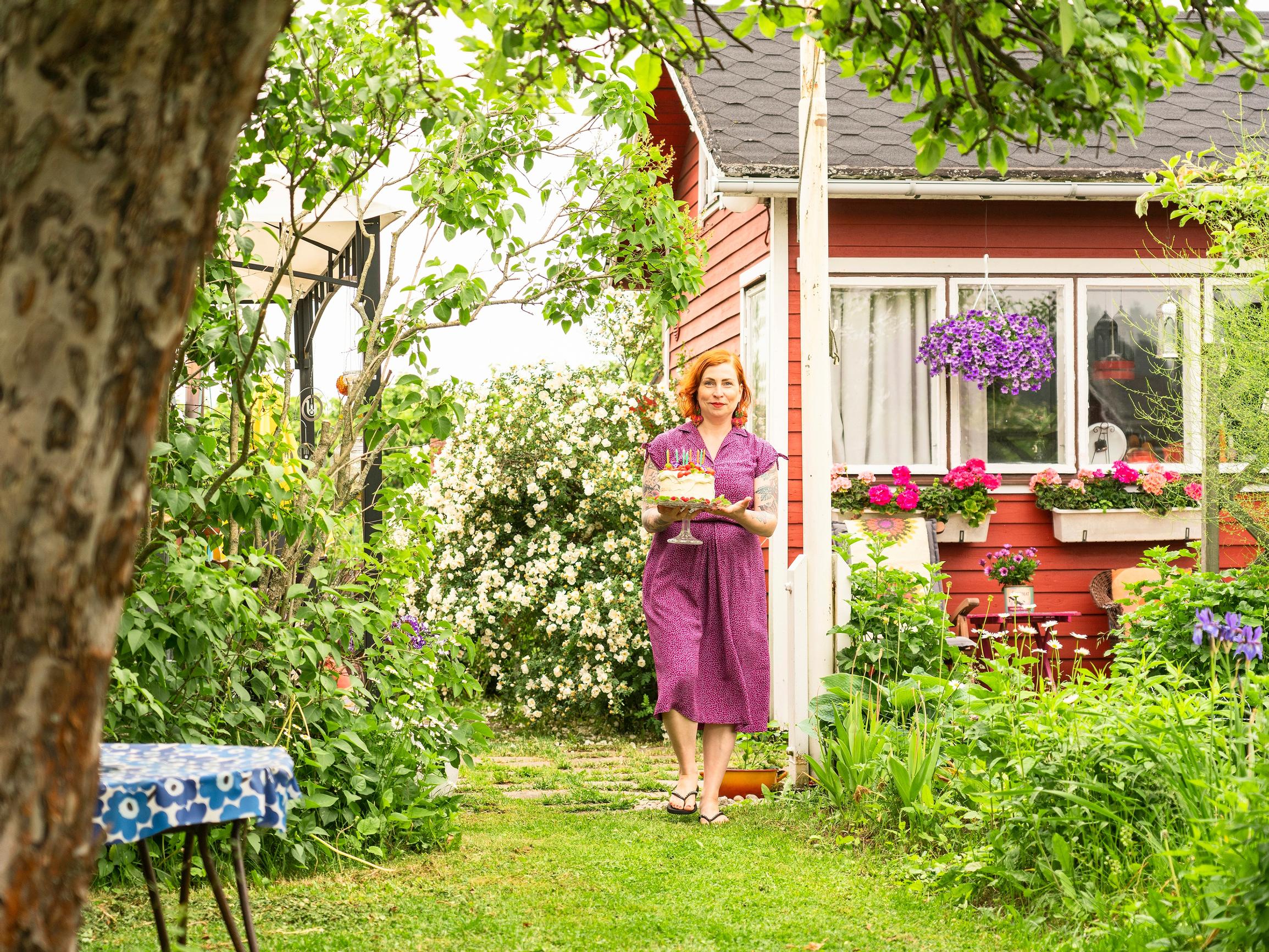 Pieni punainen mökki keskellä kaupunkia! Susa elää siirtolapuutarhassa uudelleen lapsuutensa kesiä