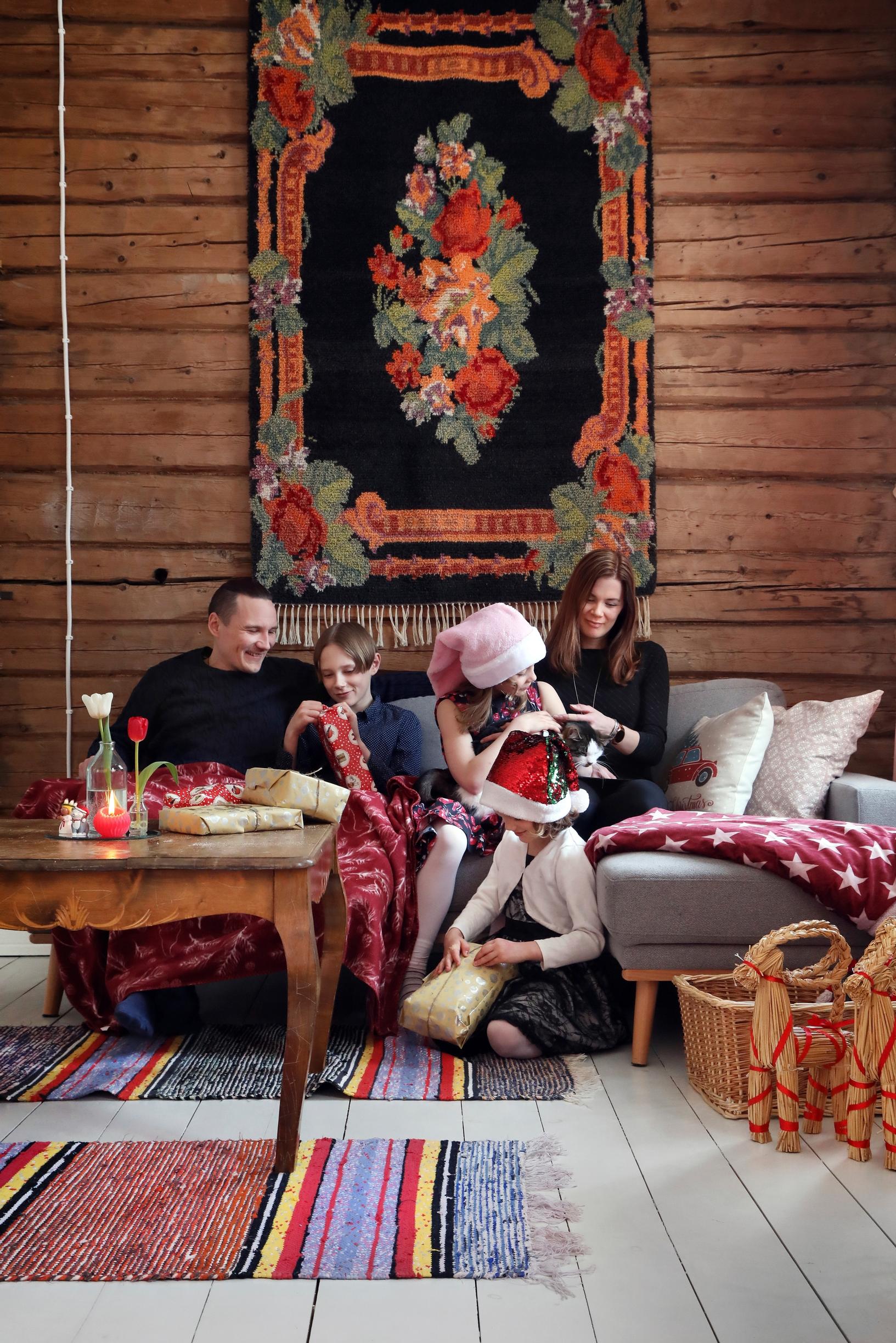 Kosken perhe sohvalla