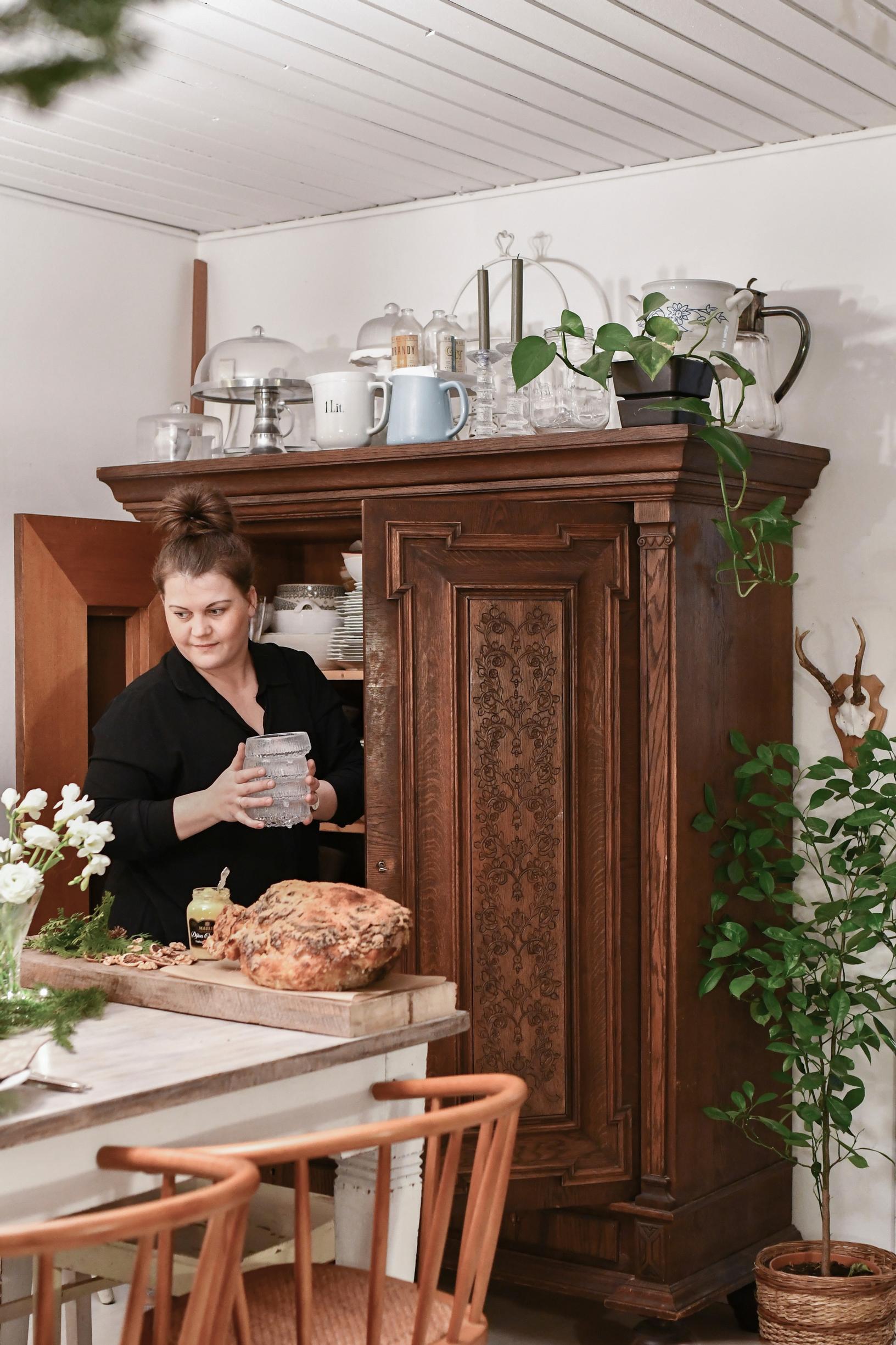 Suuri, puinen ja antiikkinen astiakaappi ja Aino-Kaisa Lonka