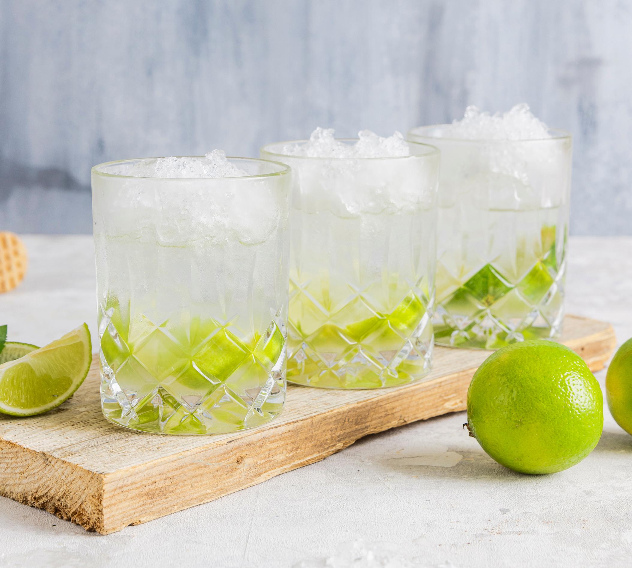 Onko caipiroska sinunkin suosikkidrinkkisi? Vodkapohjainen klassikkojuoma raikastetaan limellä