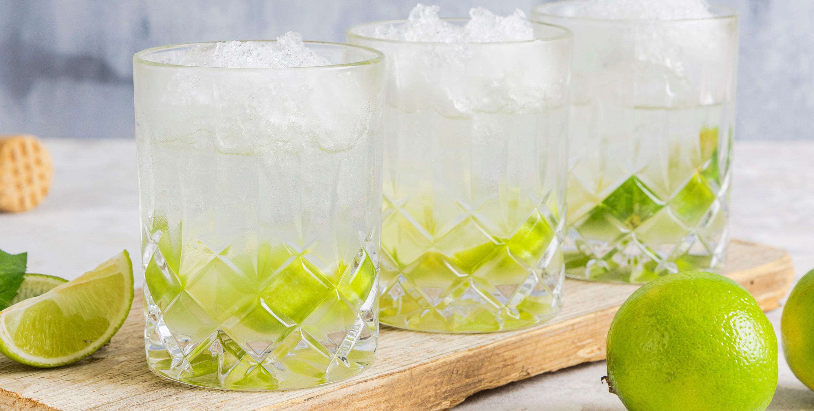 Onko caipiroska sinunkin suosikkidrinkkisi? Vodkapohjainen klassikkojuoma raikastetaan limellä