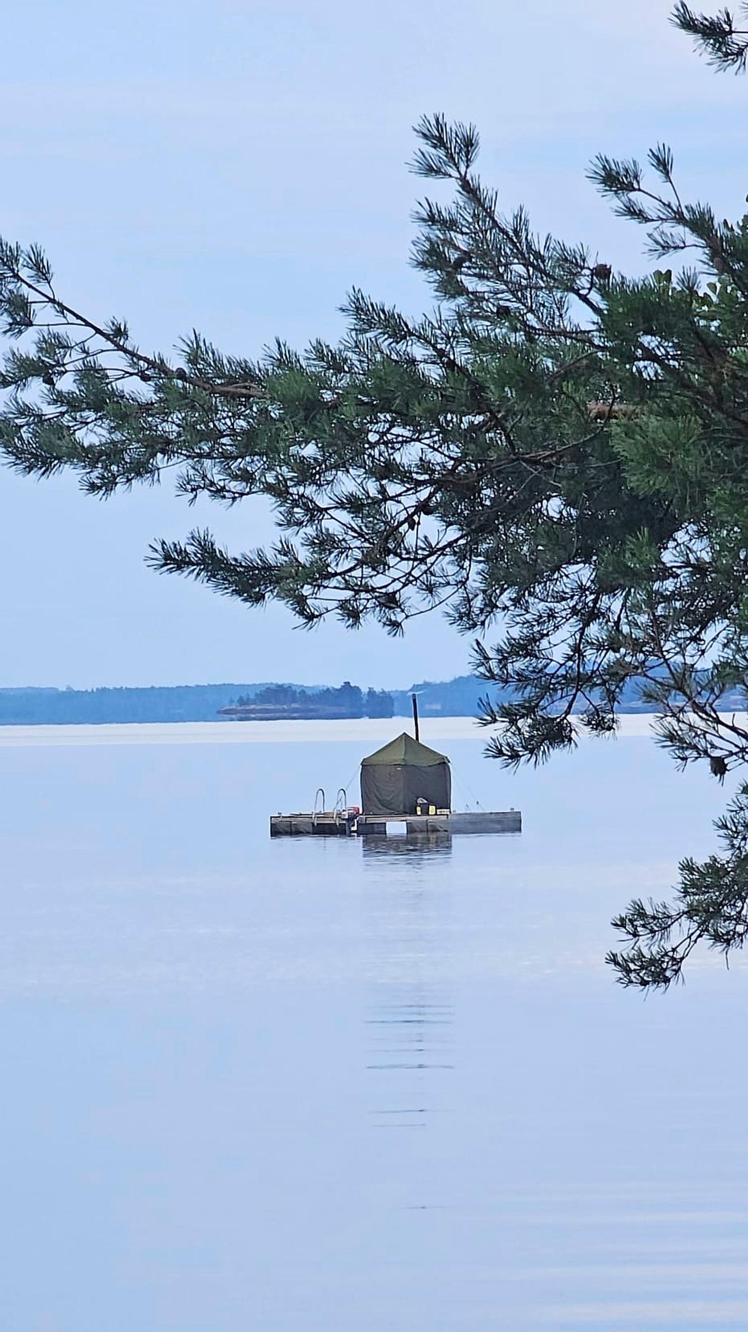 saunalautta keskellä järveä