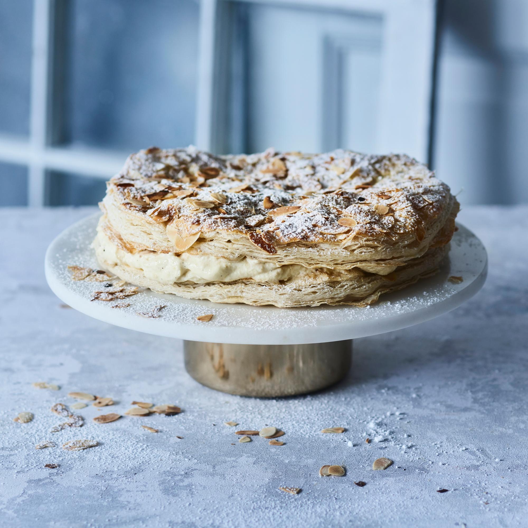 Moderni kuninkaiden torttu (Galette des rois) kruunaa loppiaisen