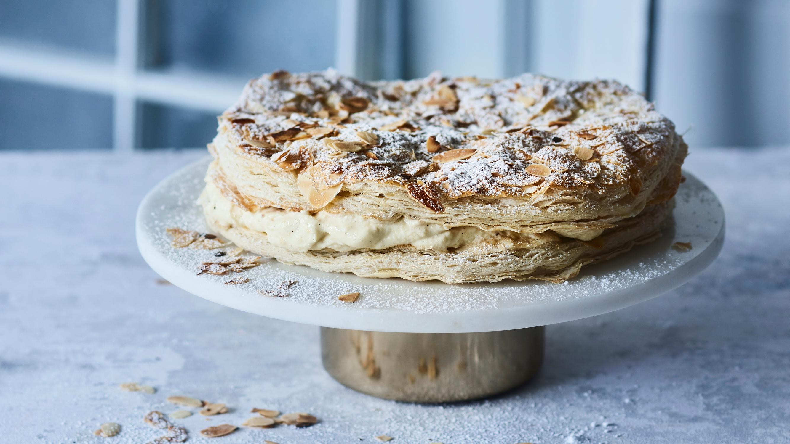 Moderni kuninkaiden torttu (Galette des rois) kruunaa loppiaisen