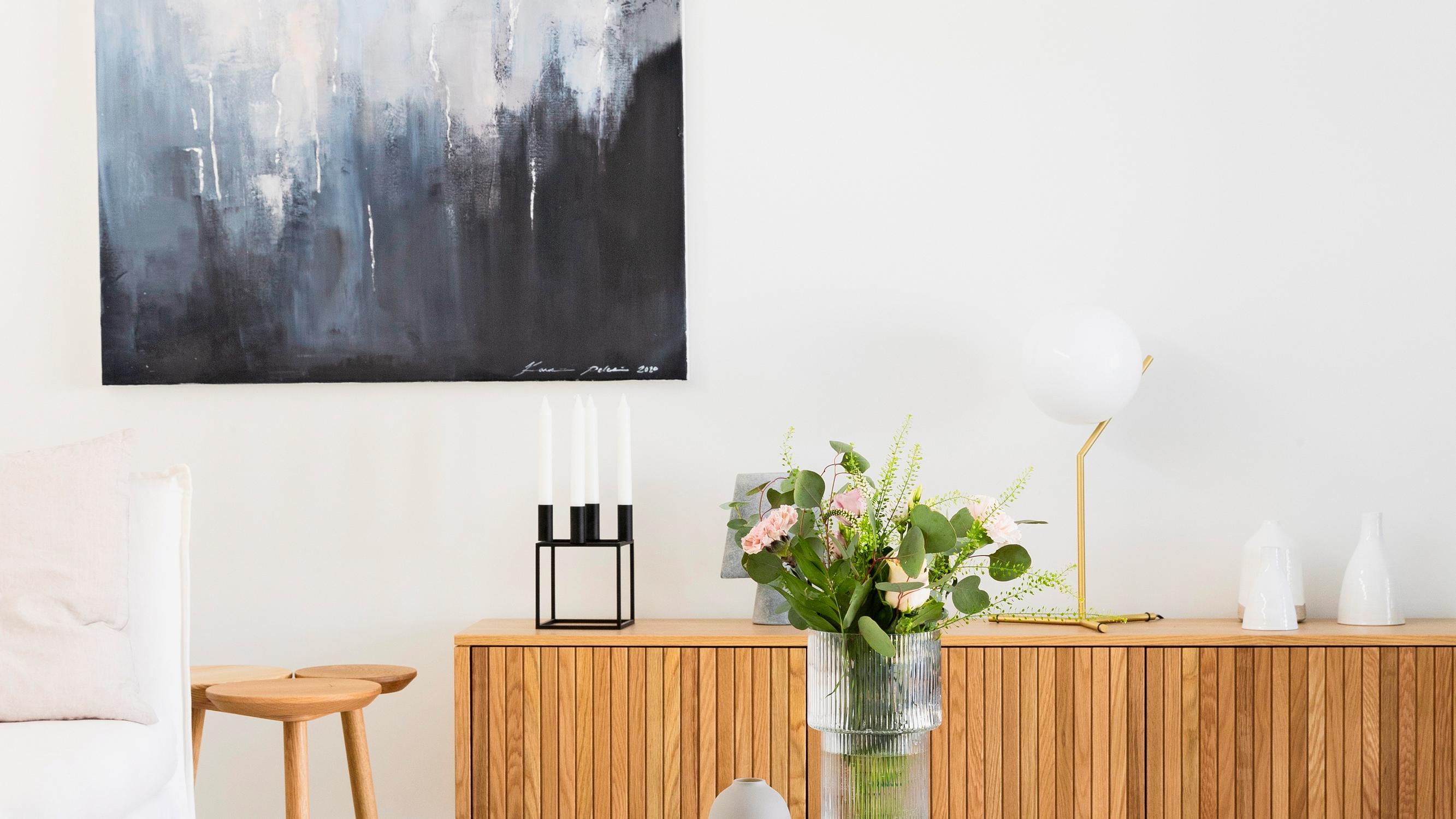 Ei kiitos turhille tavaroille, kyllä kiitos käytännöllisyydelle! Avara ja tummanpuhuva Villa Hiili on Päivin ja Juhan helppohoitoinen koti