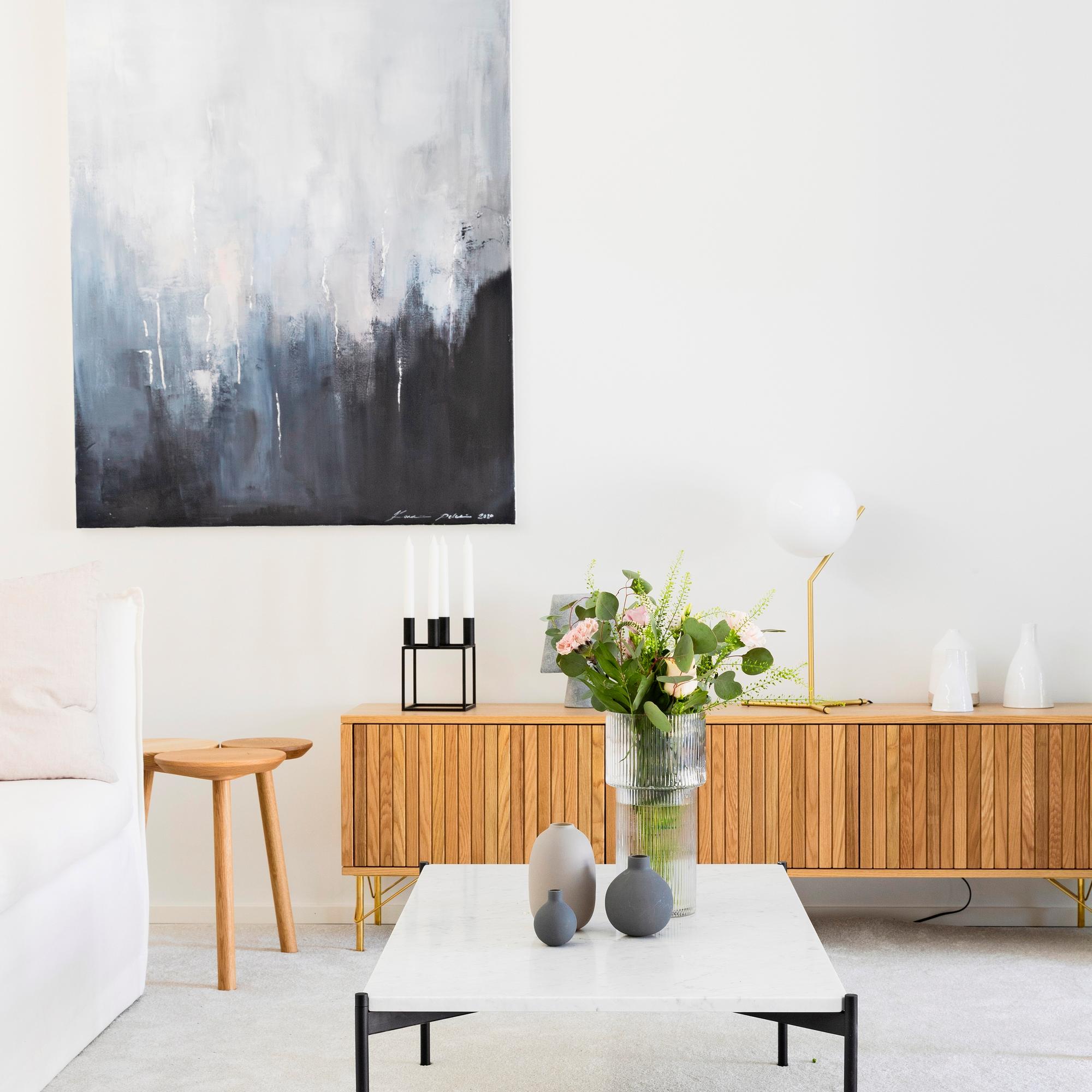 Ei kiitos turhille tavaroille, kyllä kiitos käytännöllisyydelle! Avara ja tummanpuhuva Villa Hiili on Päivin ja Juhan helppohoitoinen koti