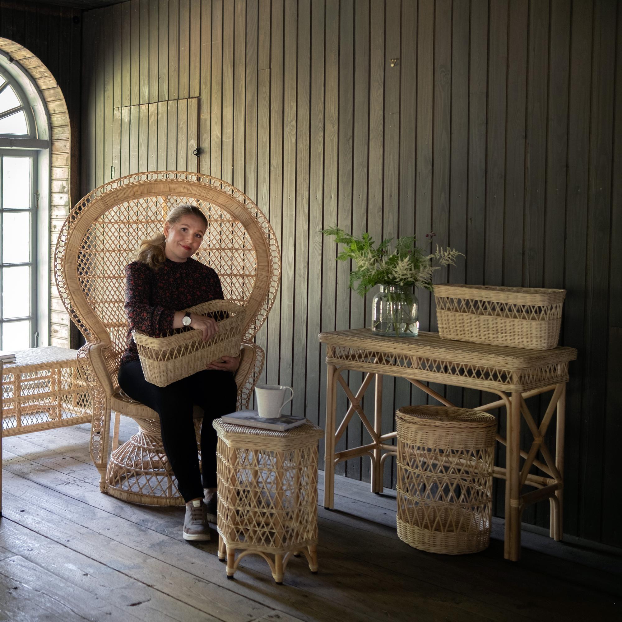 ”Rakastan rottinkia!” – Kun Elina Siltanen-Sjöberg ei löytänyt mieleisiään rottinkikalusteita, hän suunnitteli sellaiset itse