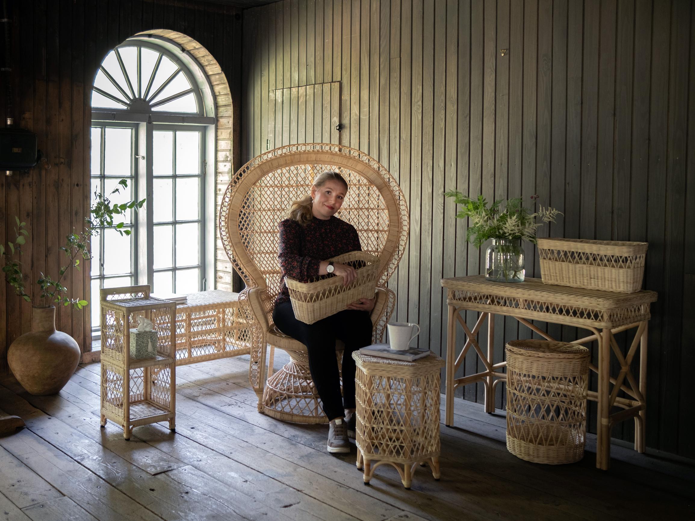 ”Rakastan rottinkia!” – Kun Elina Siltanen-Sjöberg ei löytänyt mieleisiään rottinkikalusteita, hän suunnitteli sellaiset itse