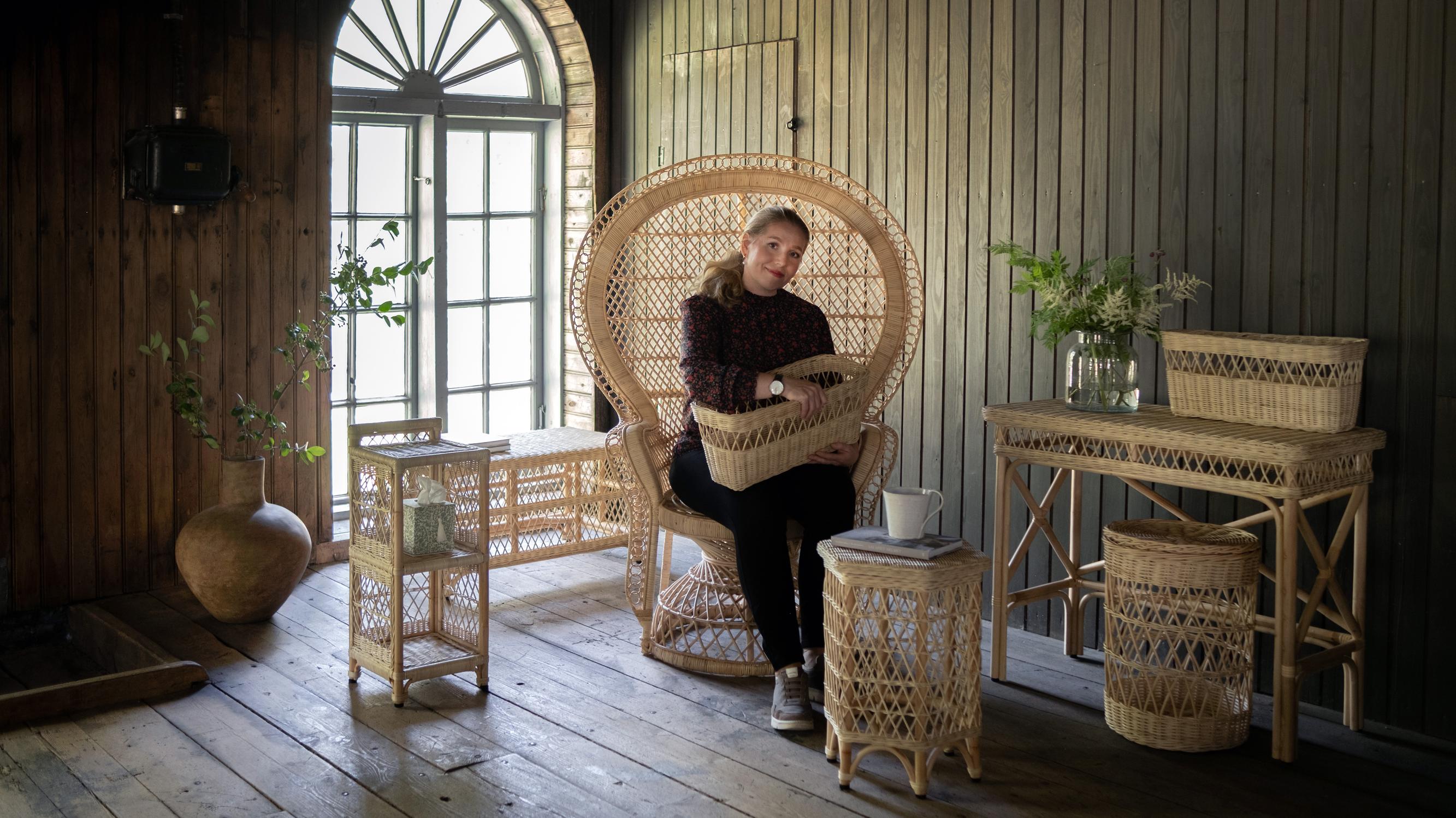 ”Rakastan rottinkia!” – Kun Elina Siltanen-Sjöberg ei löytänyt mieleisiään rottinkikalusteita, hän suunnitteli sellaiset itse