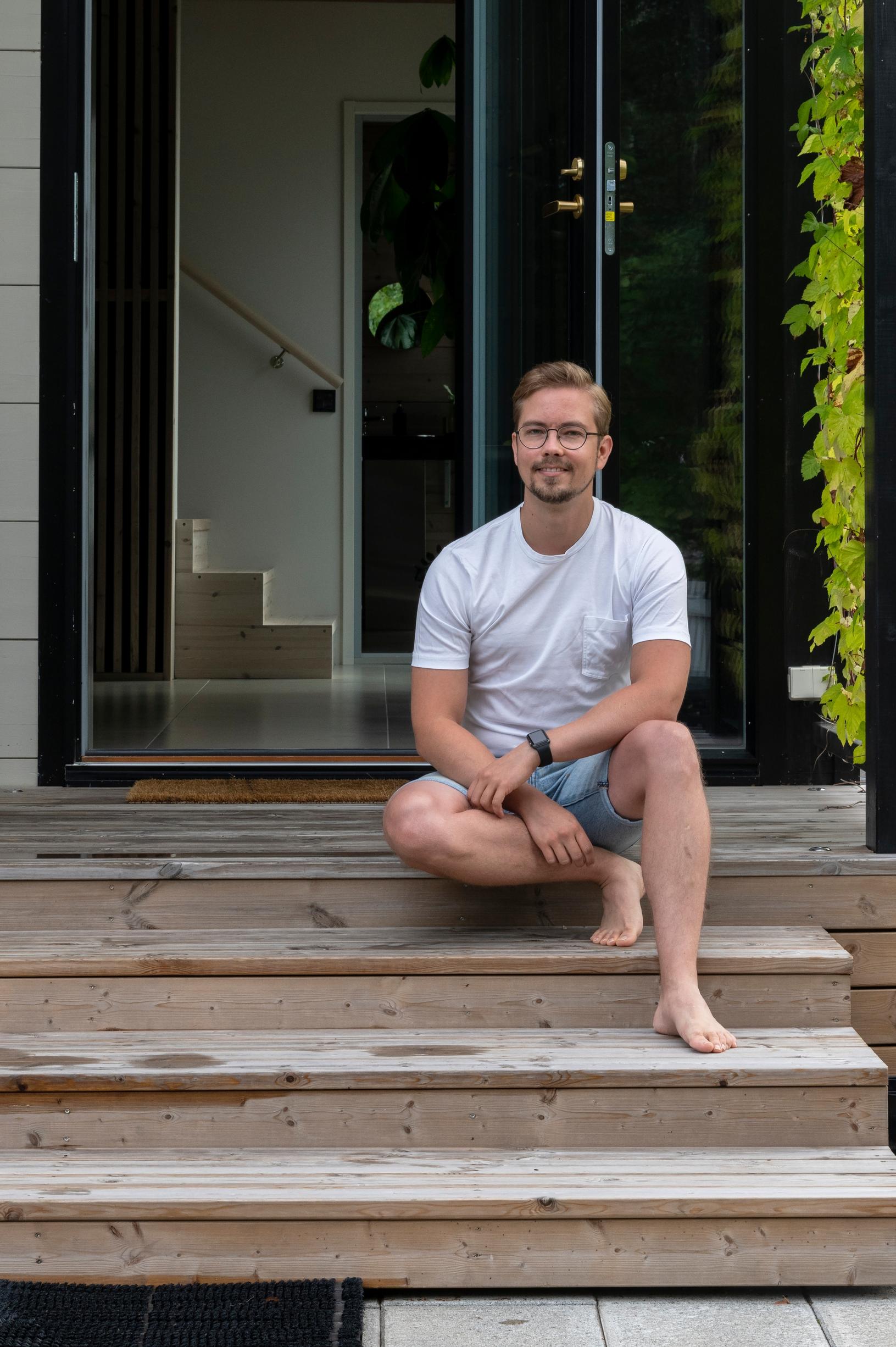 Petri Hiltunen istuu portailla