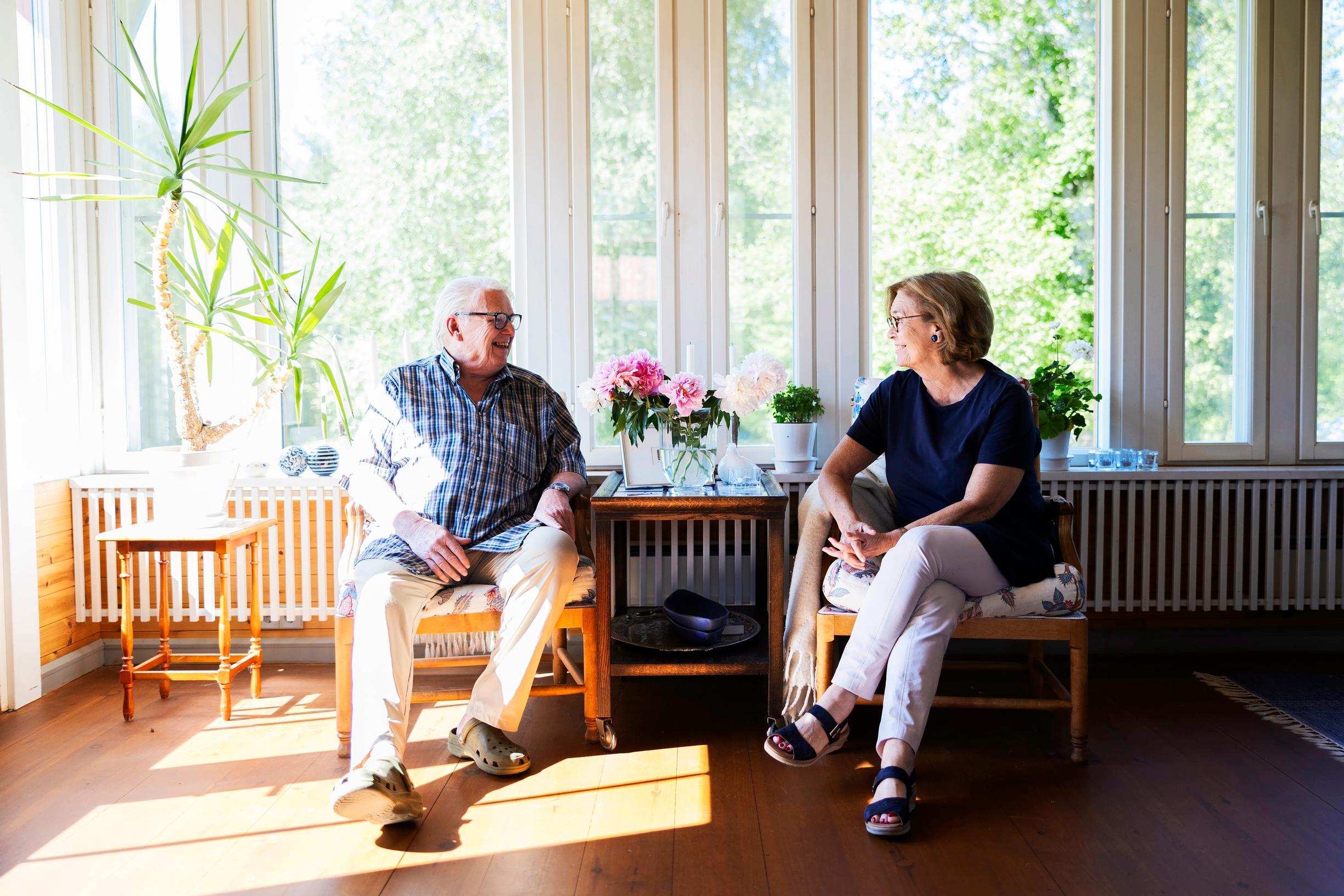 Lasse Lehtinen ja Eira Palin-Lehtinen huvilan kuistilla