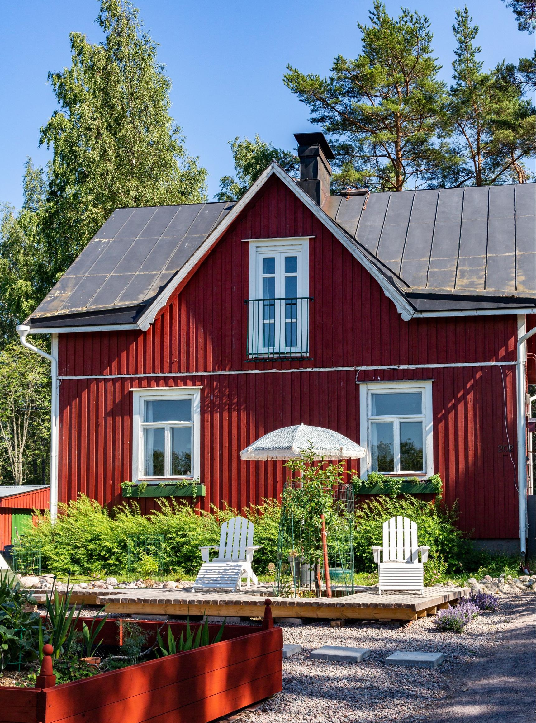 Petra Themanin punainen puutalo.