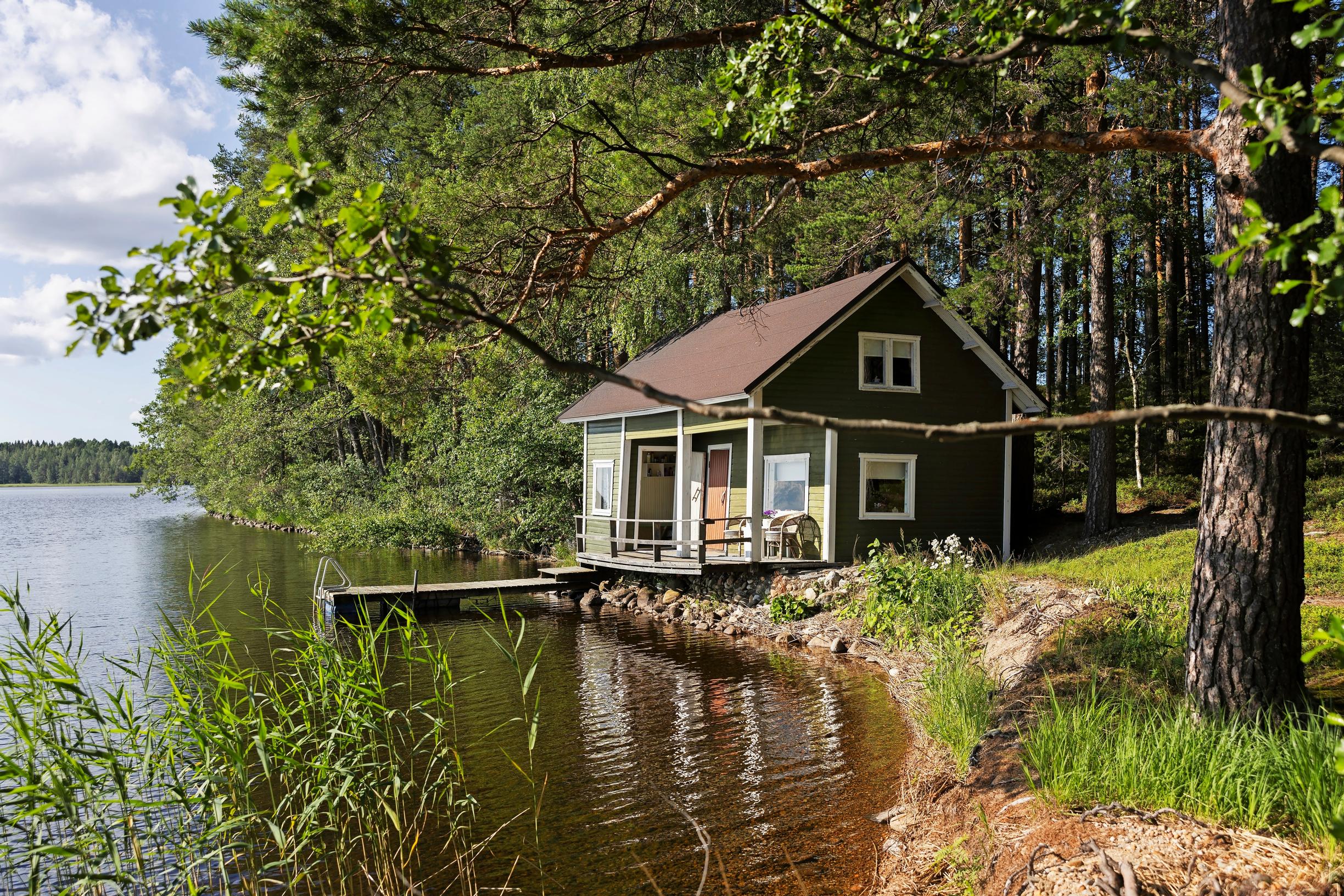 rantasauna järven rannalla, laituri ja metsää