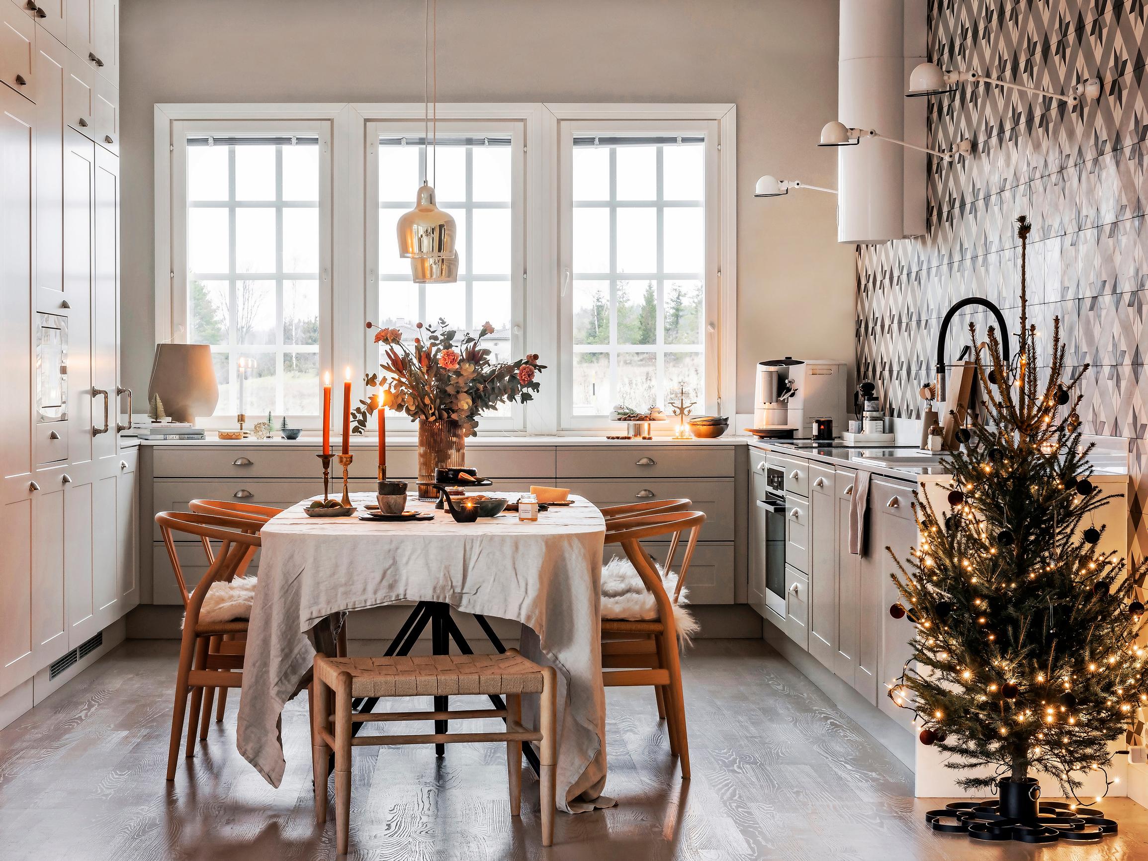 "Jouluna kaiken ei tarvitse olla täydellistä" – Mirsan perheen juhlatunnelma rakentuu mausteisista sävyistä, pönttöuunin hehkusta ja aattoyönä paketoiduista lahjoista 