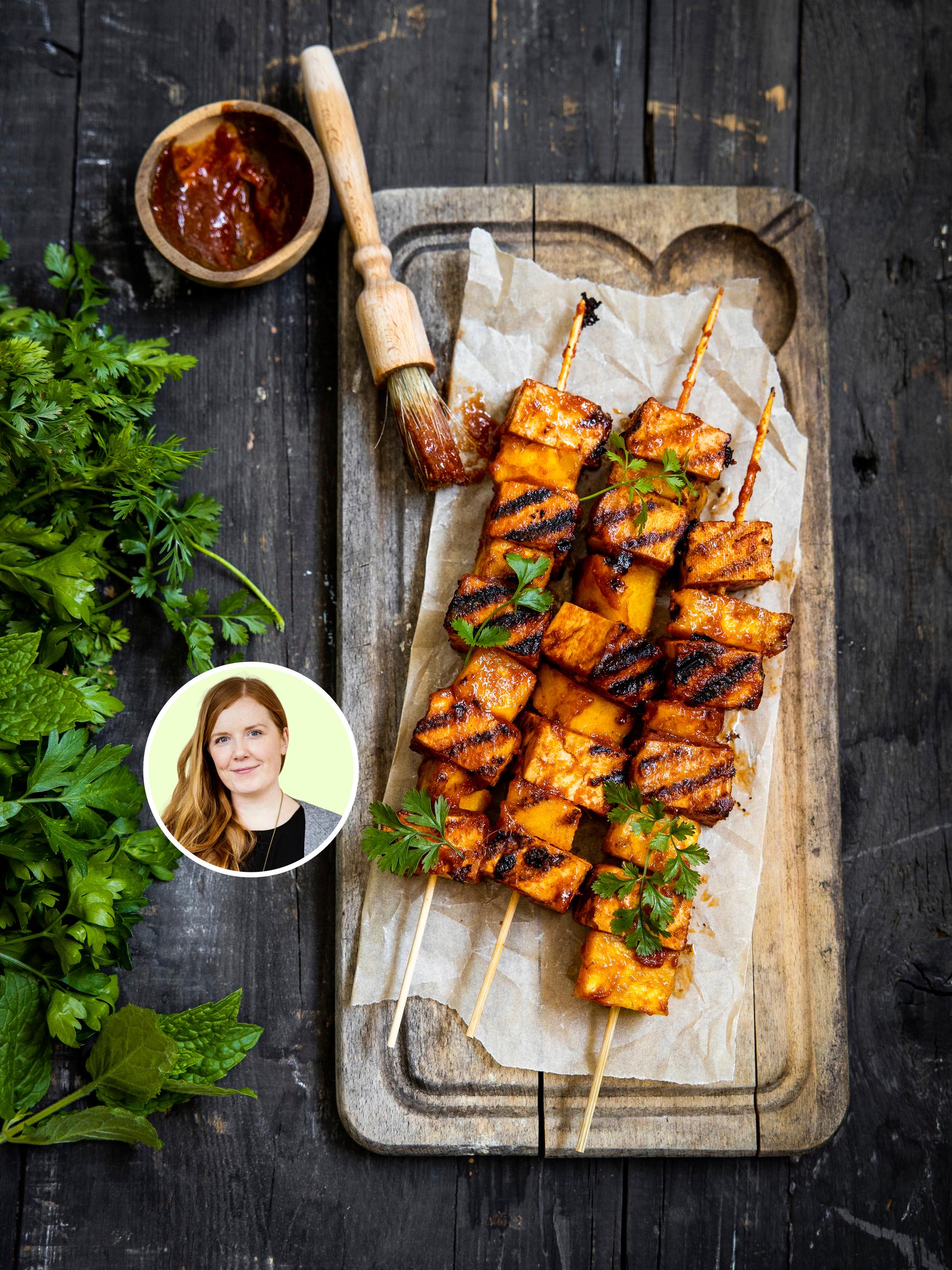 Elina Innasen tofu-ananasvartaat – täydellinen bbq-kastike on ihanien vartaiden salaisuus 