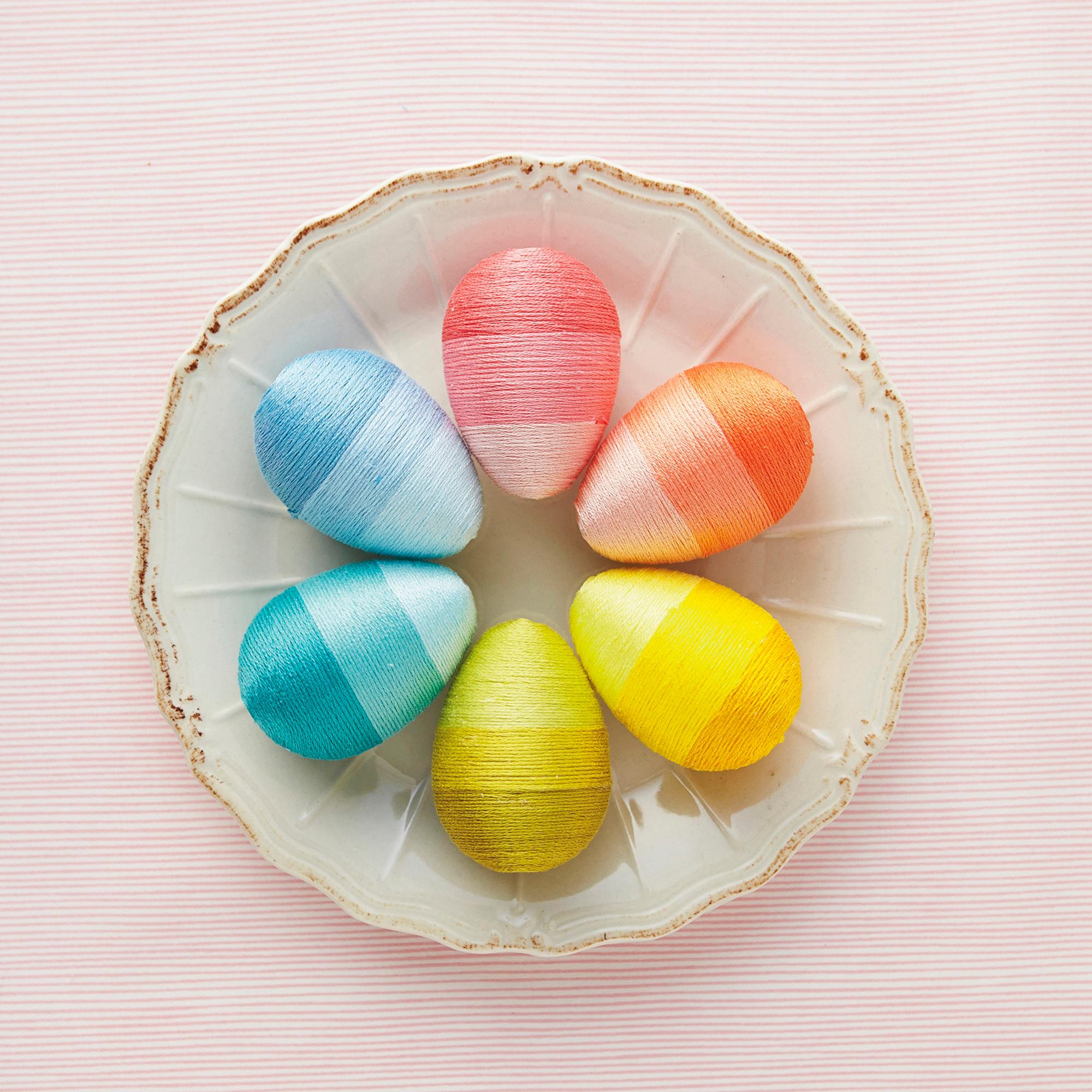 Sateenkaarien loistetta! Koristele pääsiäismunat värikkäiksi langoilla