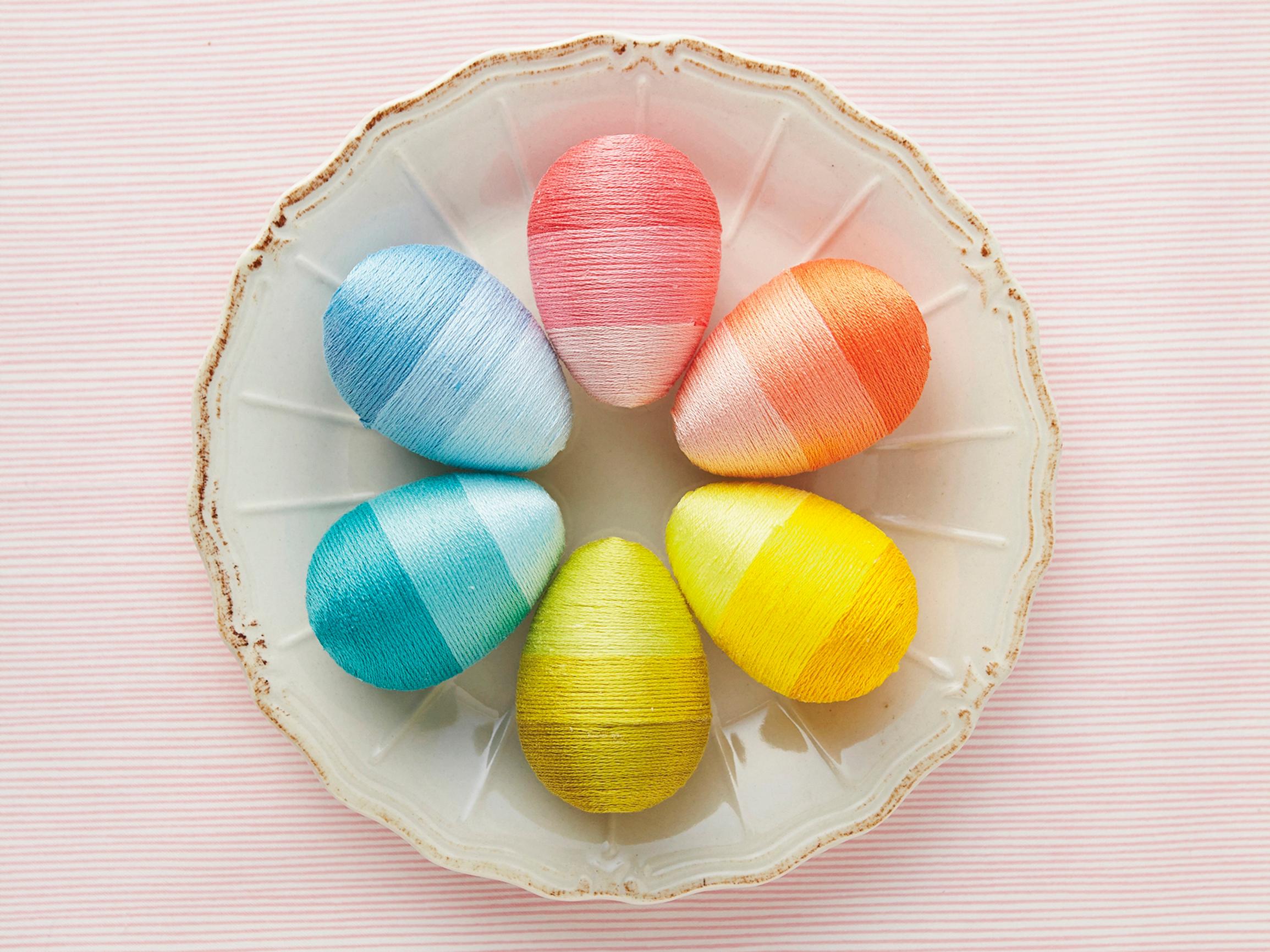 Sateenkaarien loistetta! Koristele pääsiäismunat värikkäiksi langoilla