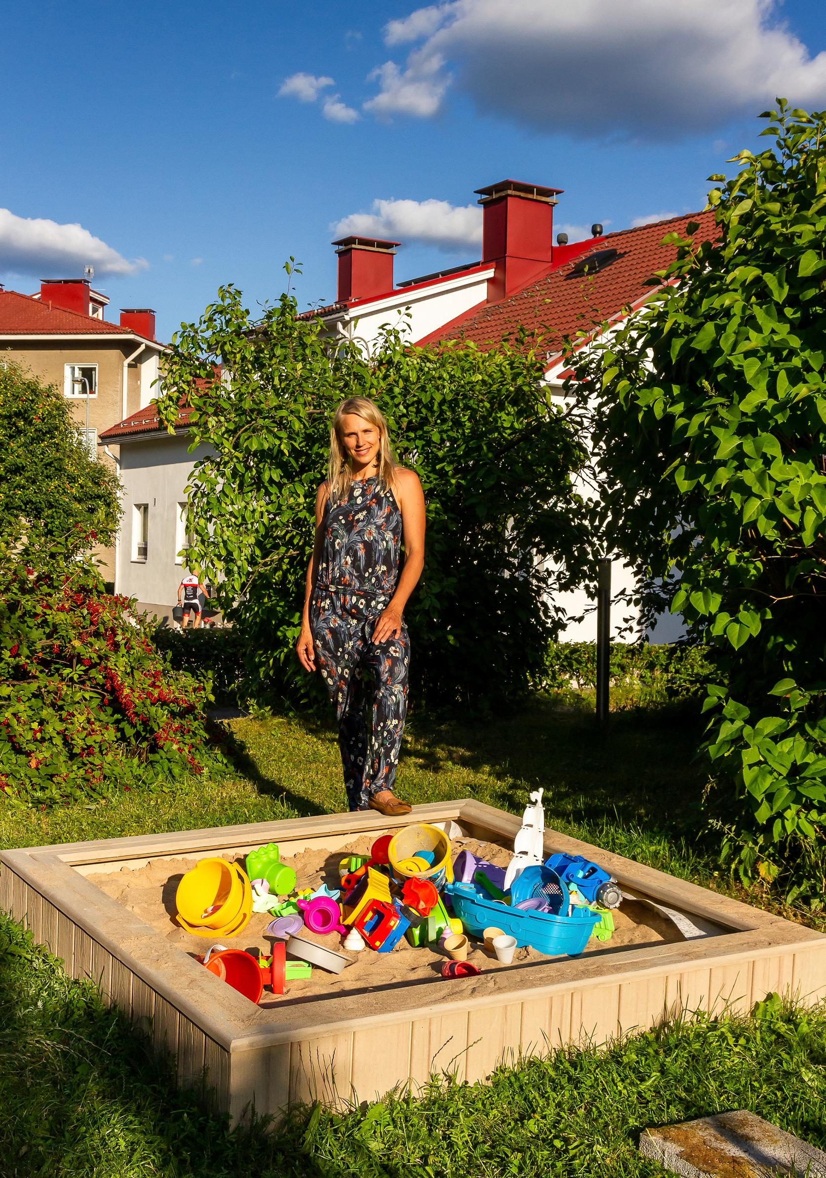Minna Kauppi kotitalonsa pihalla
