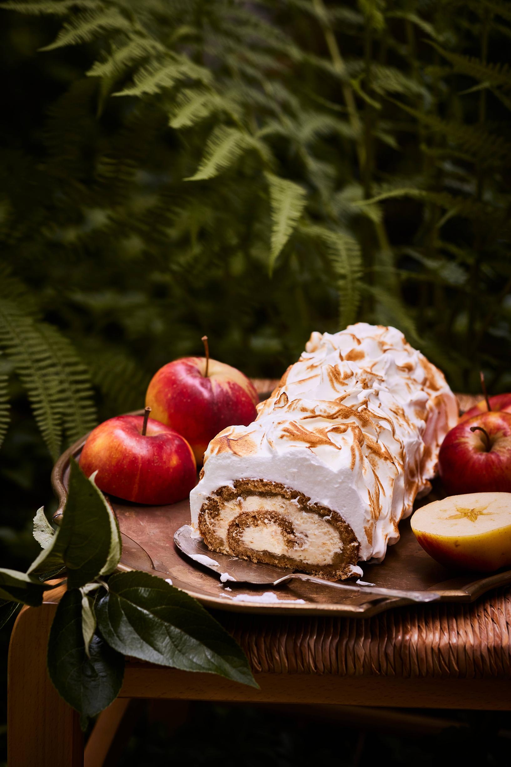 Omenakääretorttu, jossa on näyttävä marenkikuorrutus