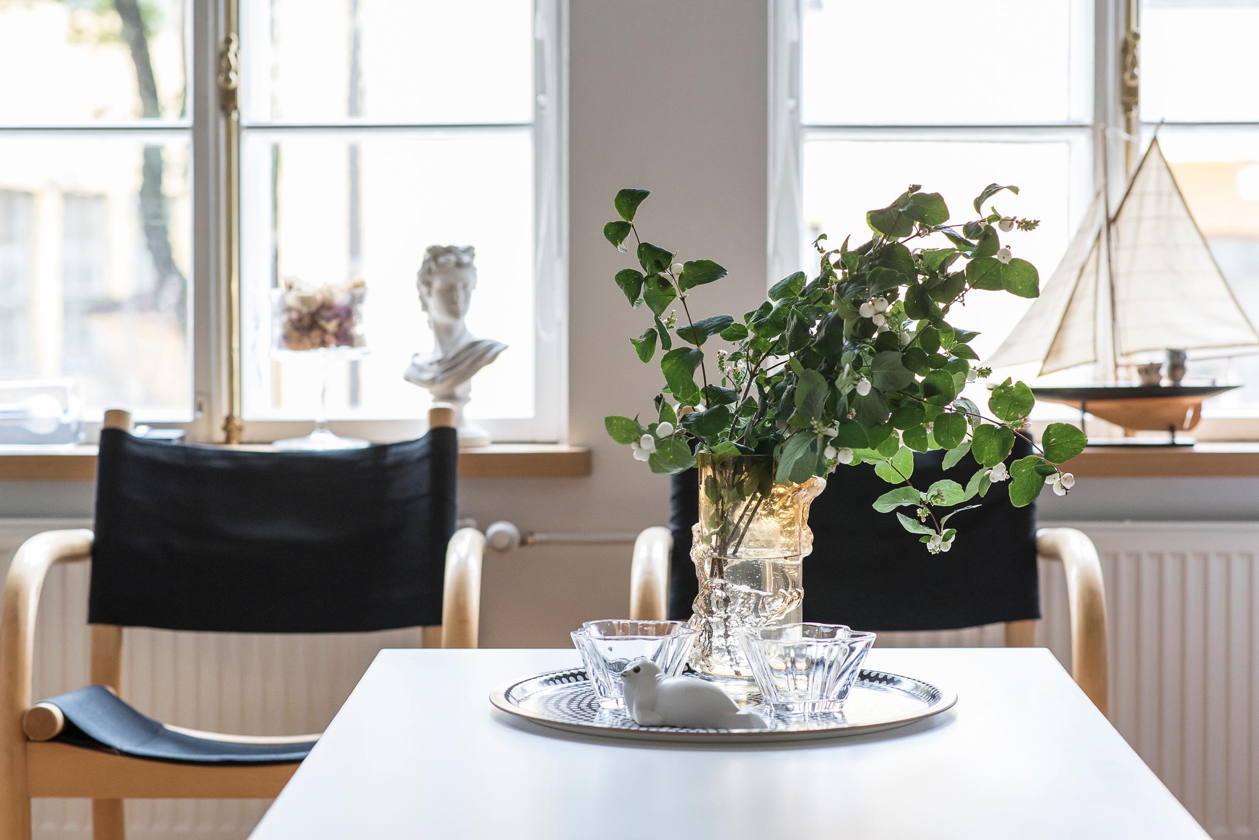 Artekin tuolit olohuoneessa 