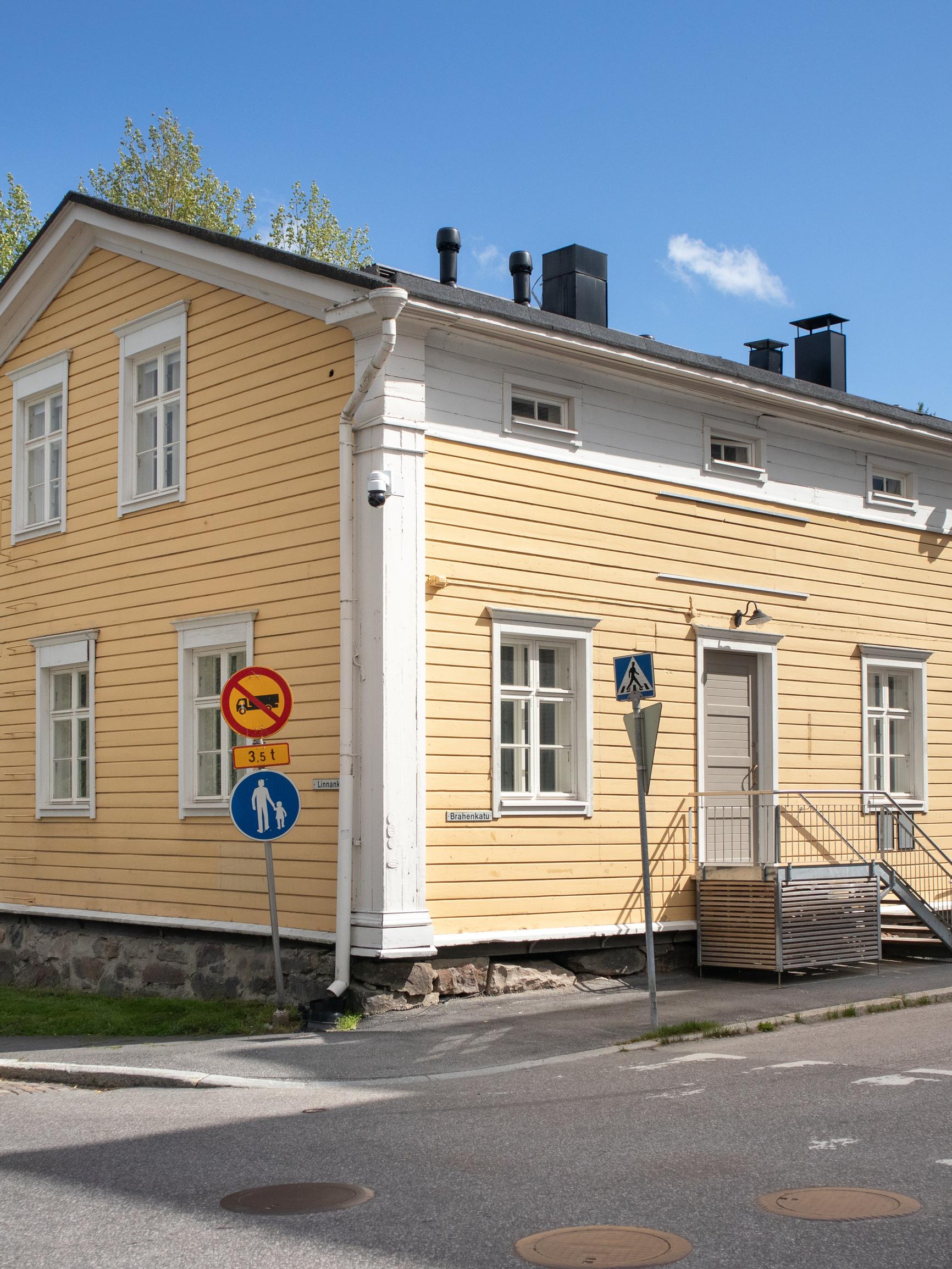 Tämä on Suomen kaunein koti 2022! Lilli ja Olli kunnostivat Kajaanin vanhaan kirjastotaloon huikean kodin perheelleen