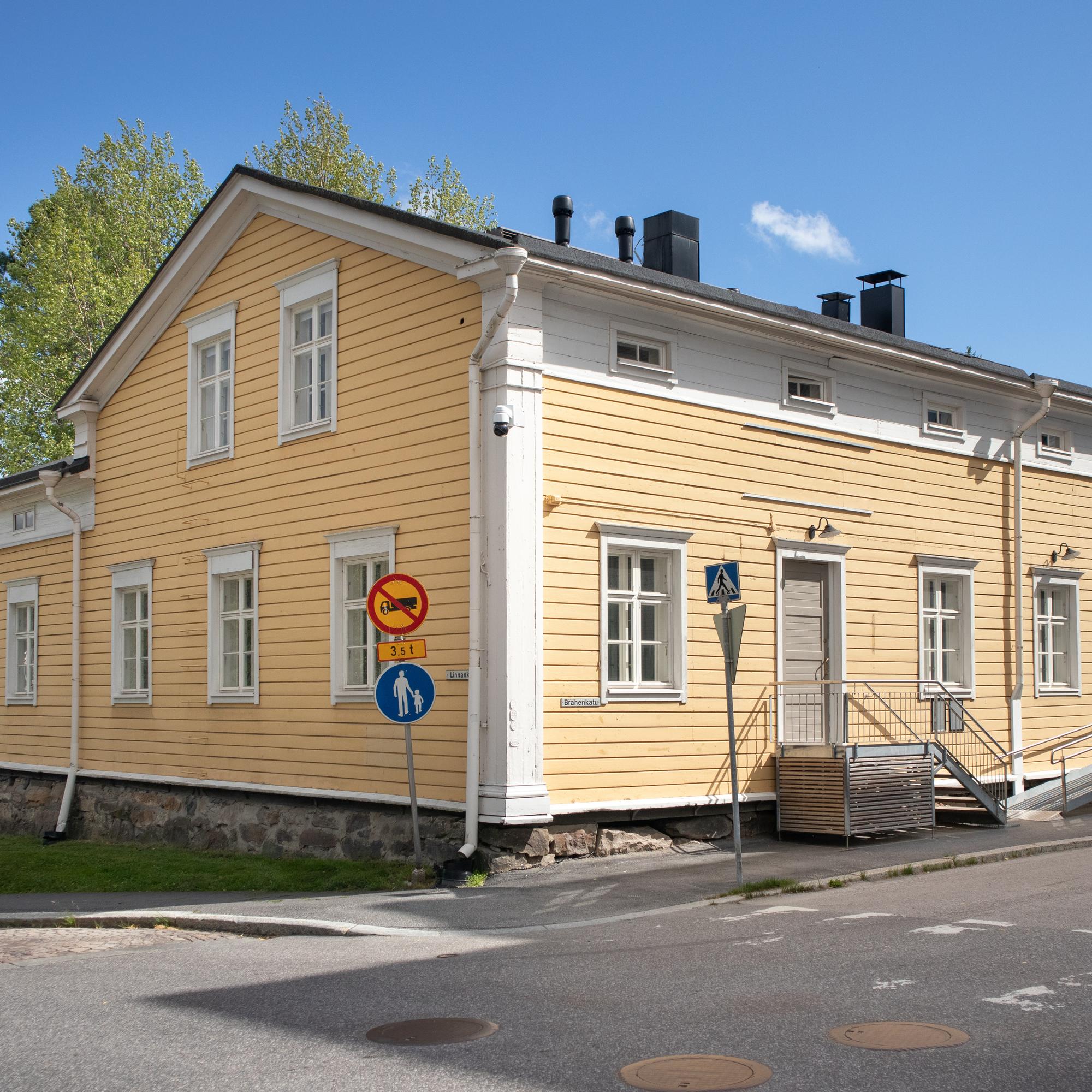 Tämä on Suomen kaunein koti 2022! Lilli ja Olli kunnostivat Kajaanin vanhaan kirjastotaloon huikean kodin perheelleen
