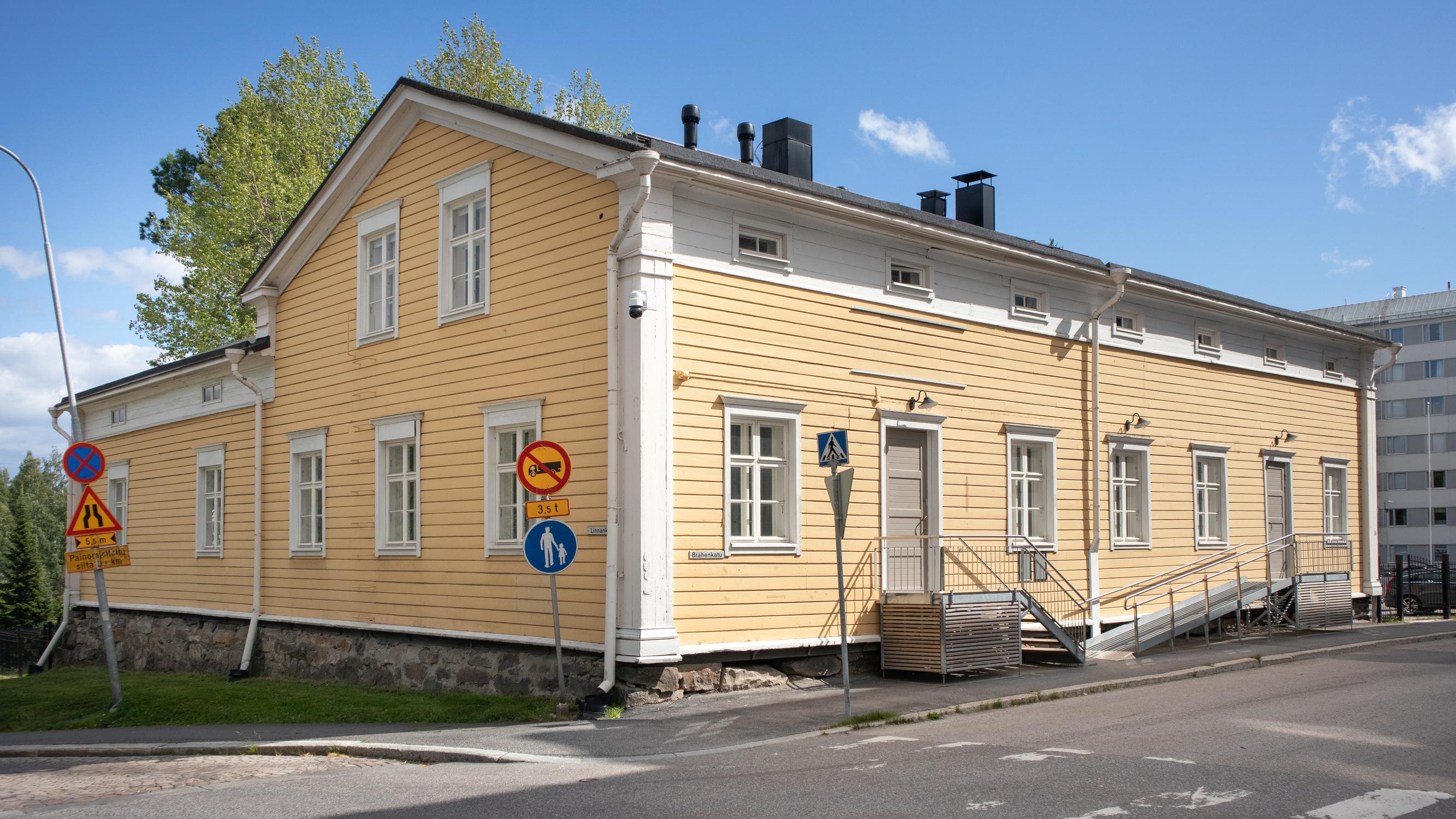 Tämä on Suomen kaunein koti 2022! Lilli ja Olli kunnostivat Kajaanin vanhaan kirjastotaloon huikean kodin perheelleen