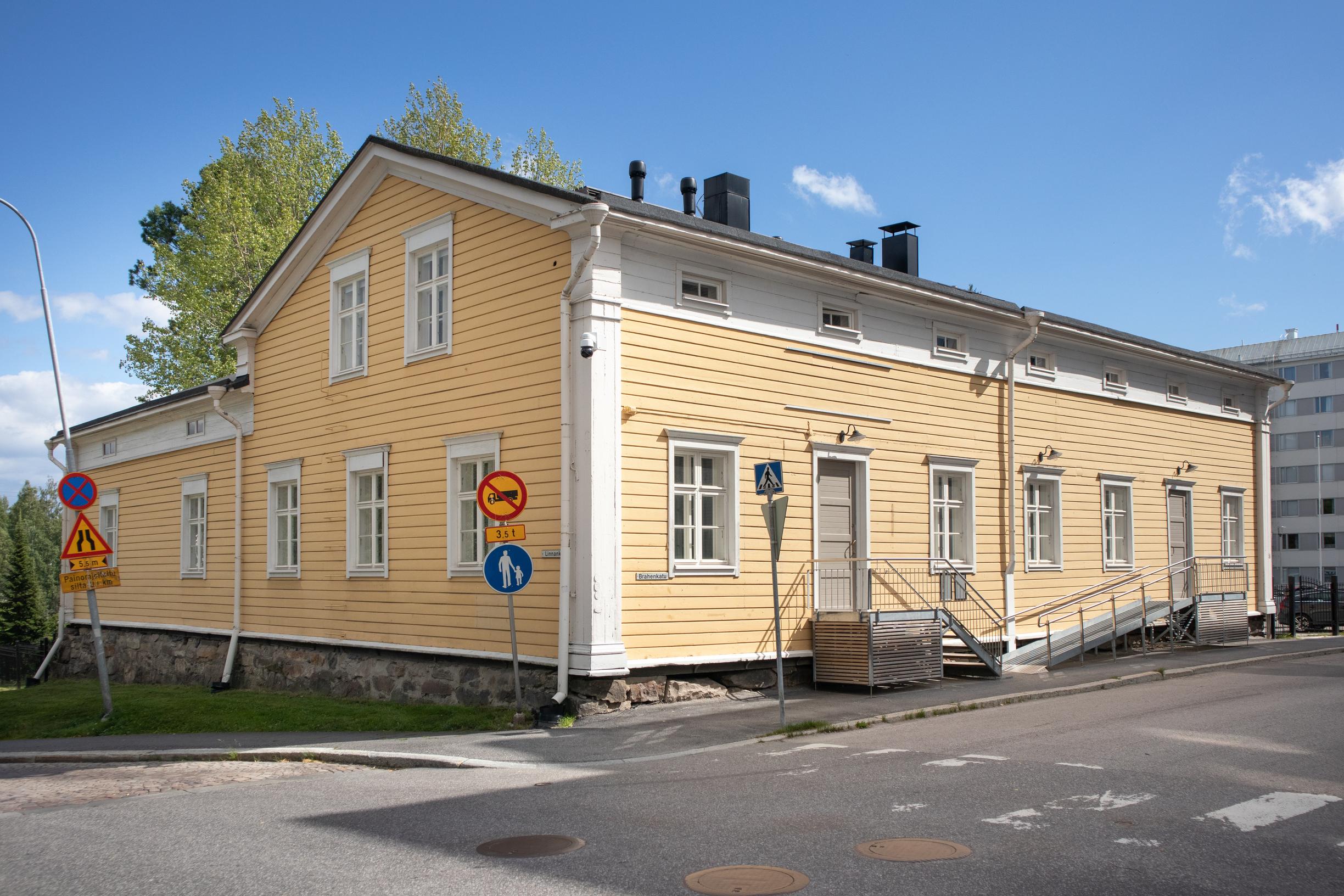 Vanha keltainen puutalo Kajaanin keskustassa