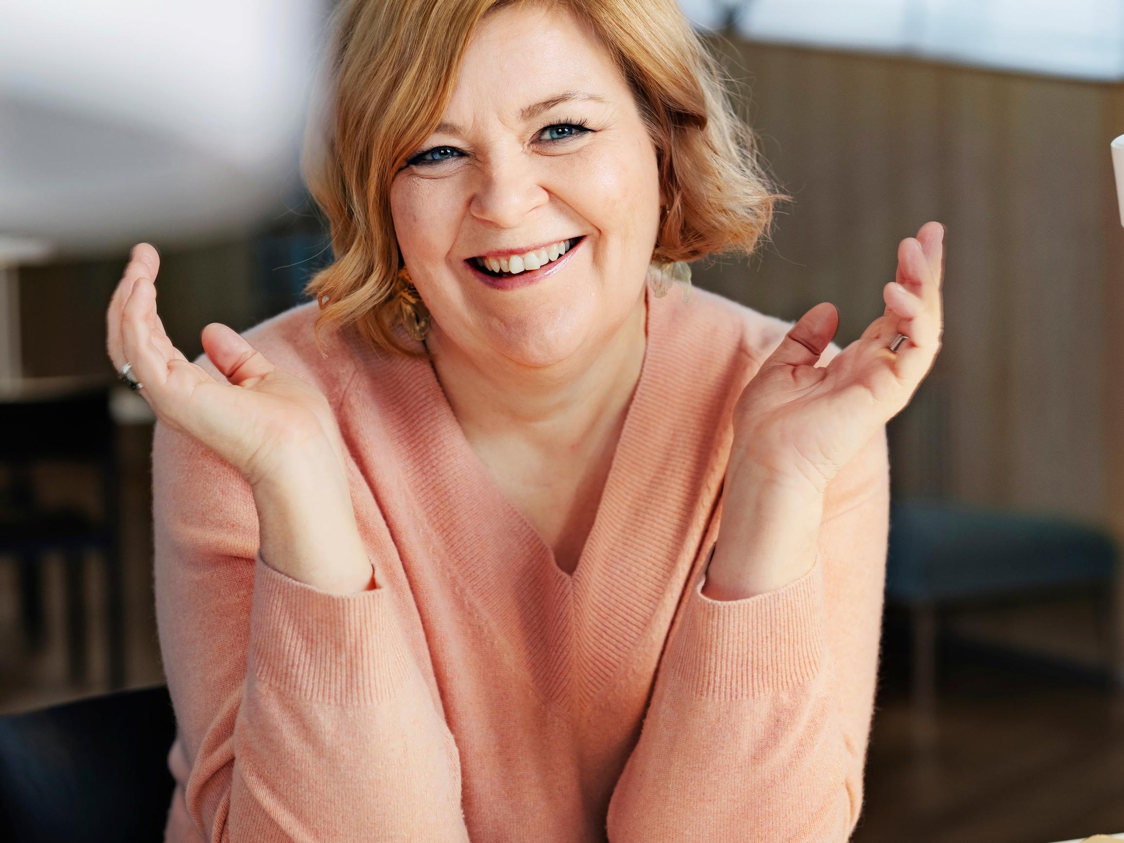 ”Kun yöllä herään valvomaan, luen enkä tuskaile” – tässä ovat parhaat lukuromaanit, ”kirjasieppo” Mari Paalosalo-Jussinmäki vinkkaa