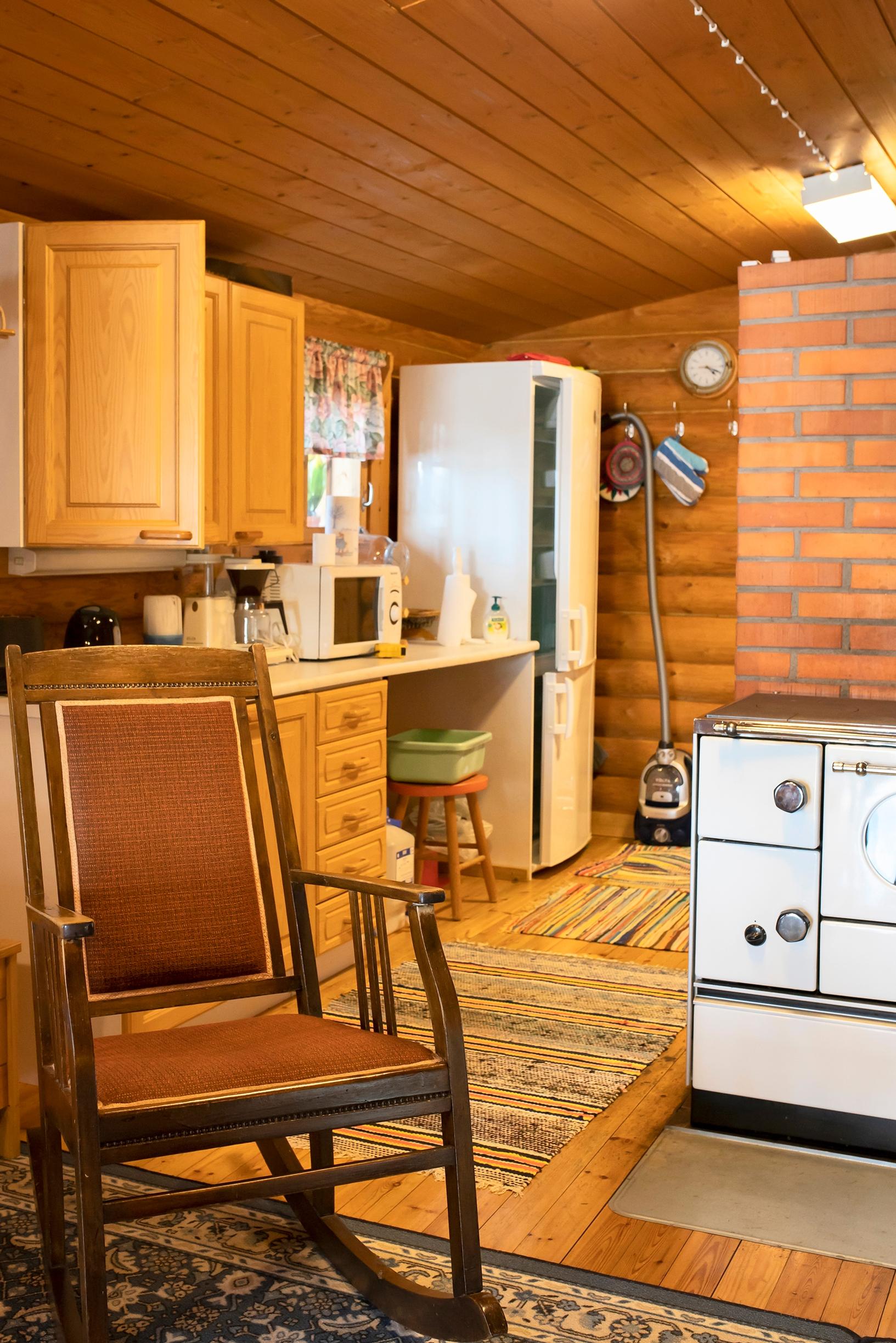 Kellastunut mökkikeittiö ennen remonttia