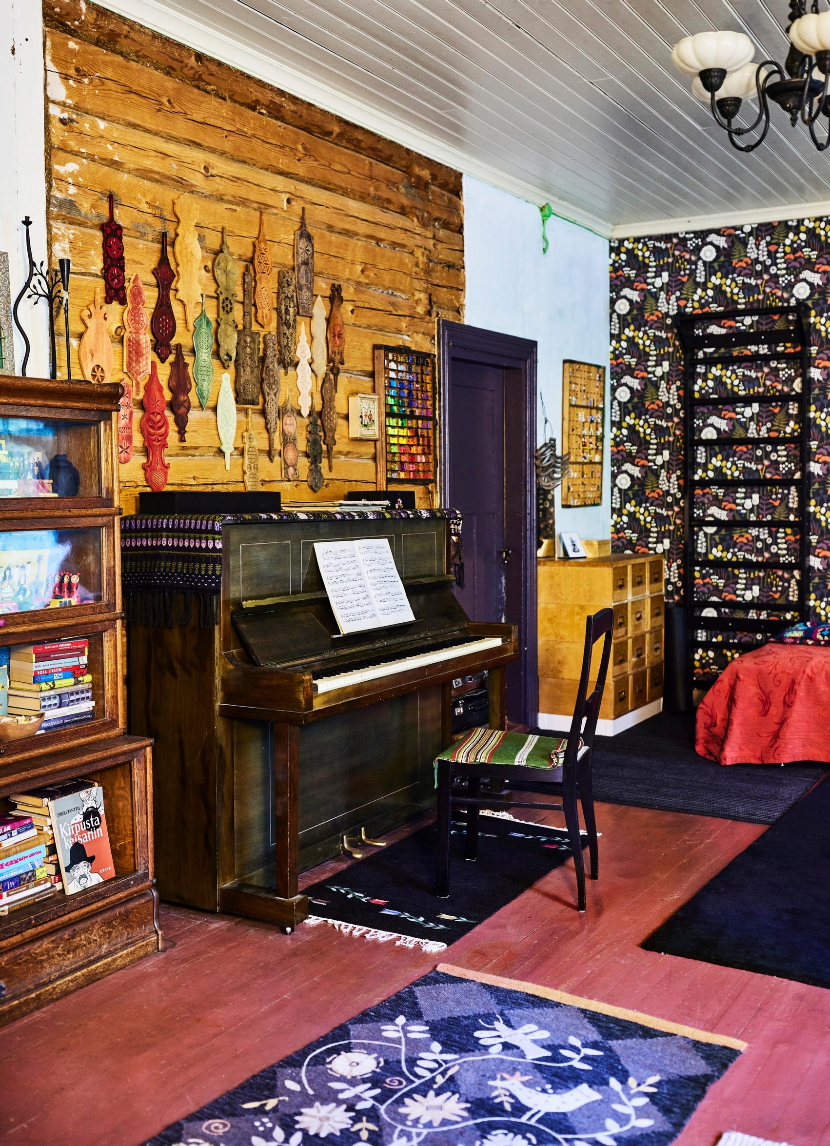 Piano hirsiseinän edustalla