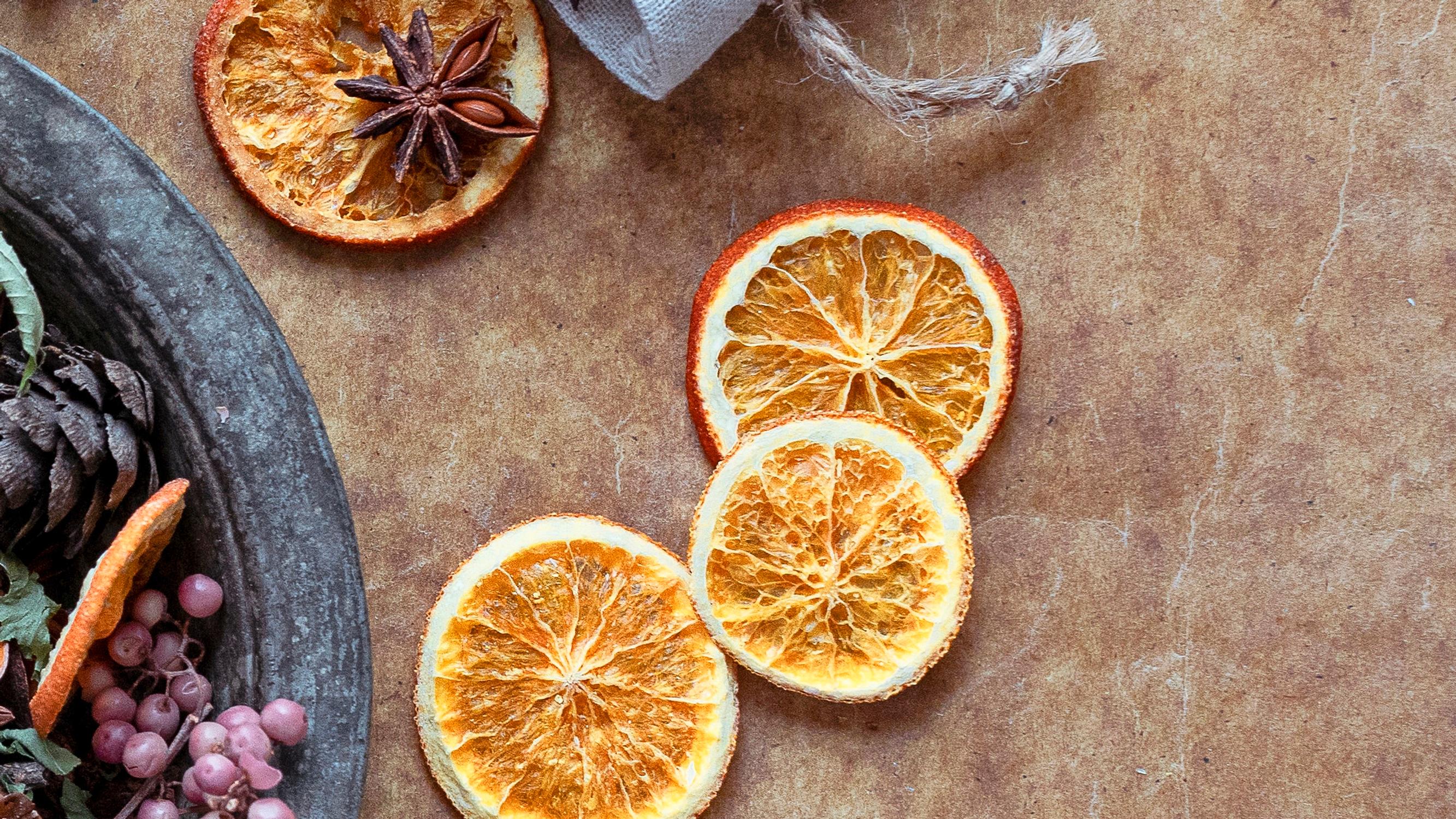 Kuivatut appelsiinit – katso helppo ohje ja tee herkullisen tuoksuisia joulukoristeita!