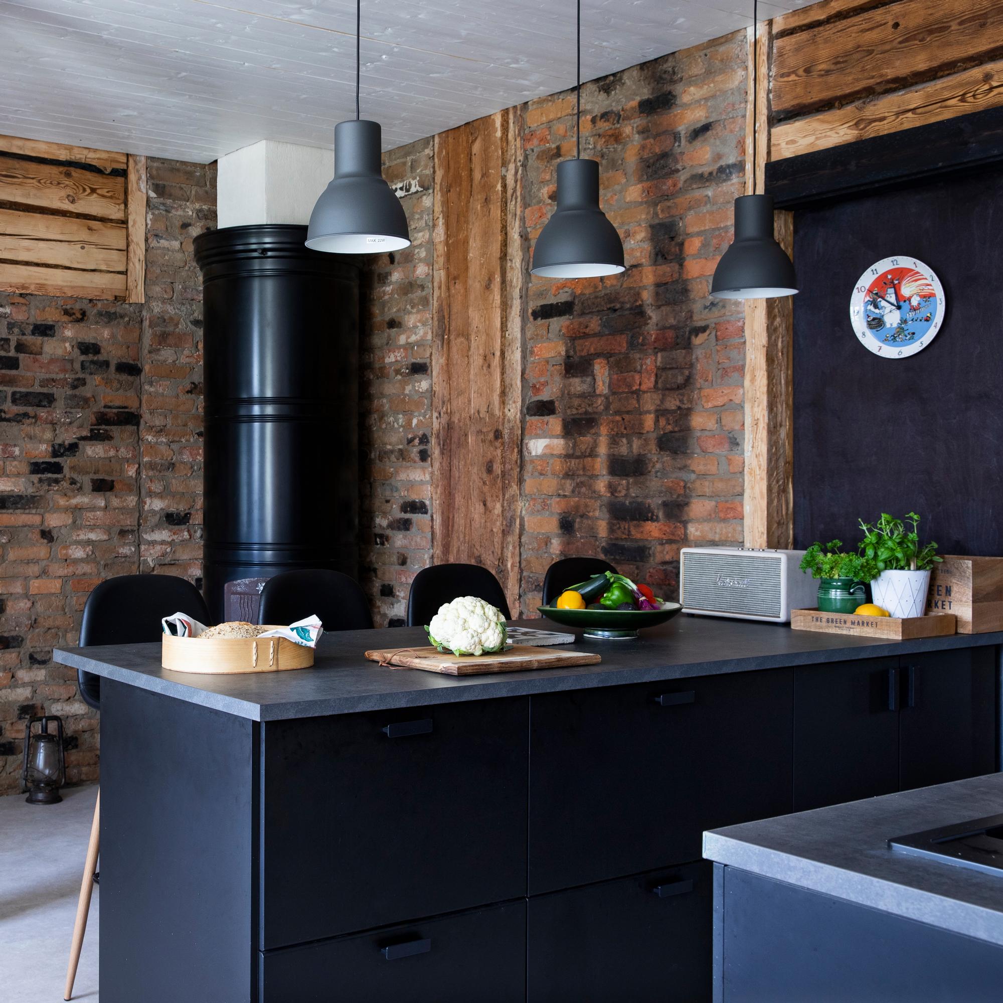 Maatilakeittiö päivittyi täysremontissa tälle vuosituhannelle – katso, miten 120-vuotiaan talon keittiö muuttui ja mitä remontti maksoi