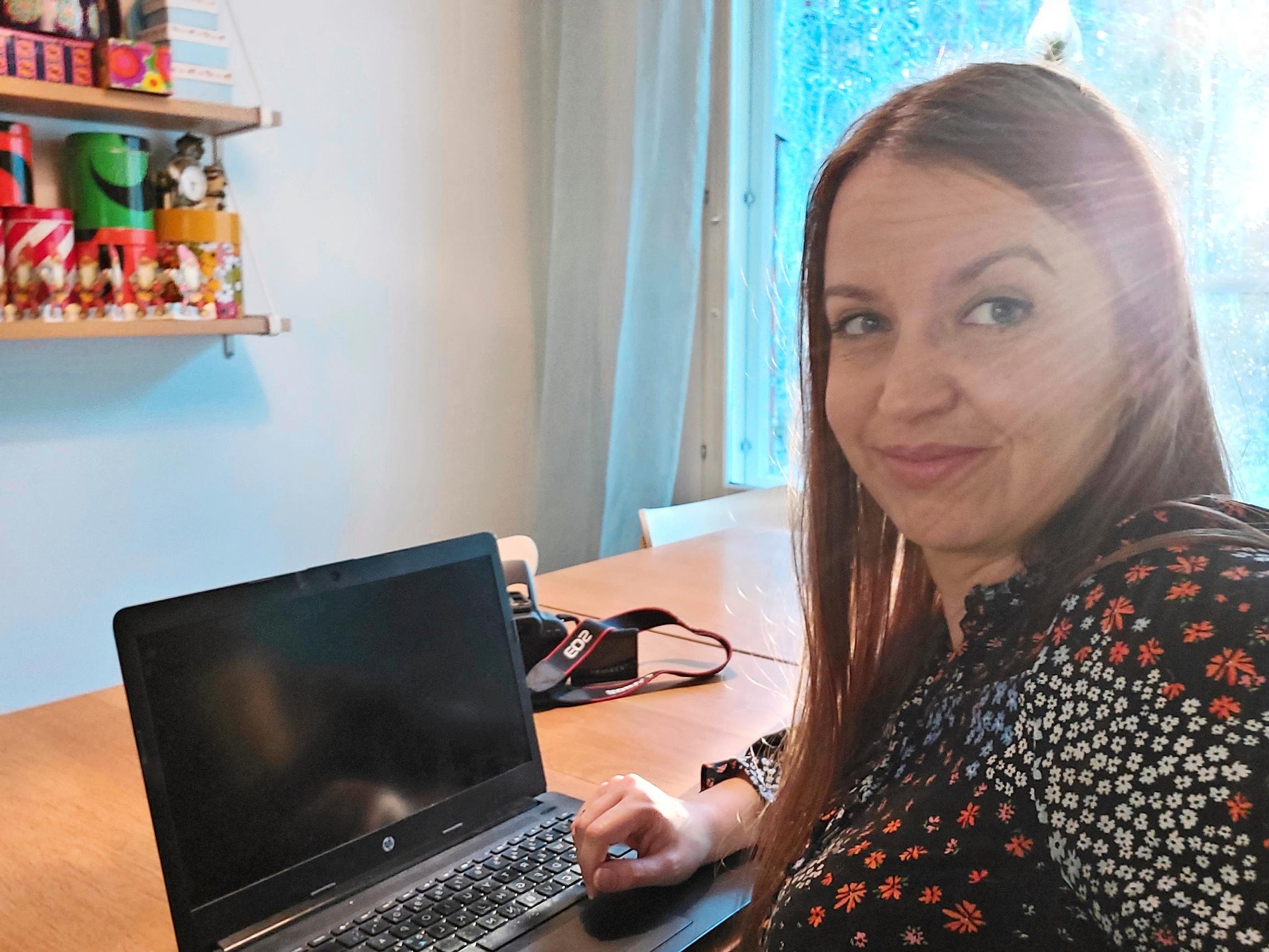 Jaana Pakarinen työpisteellään