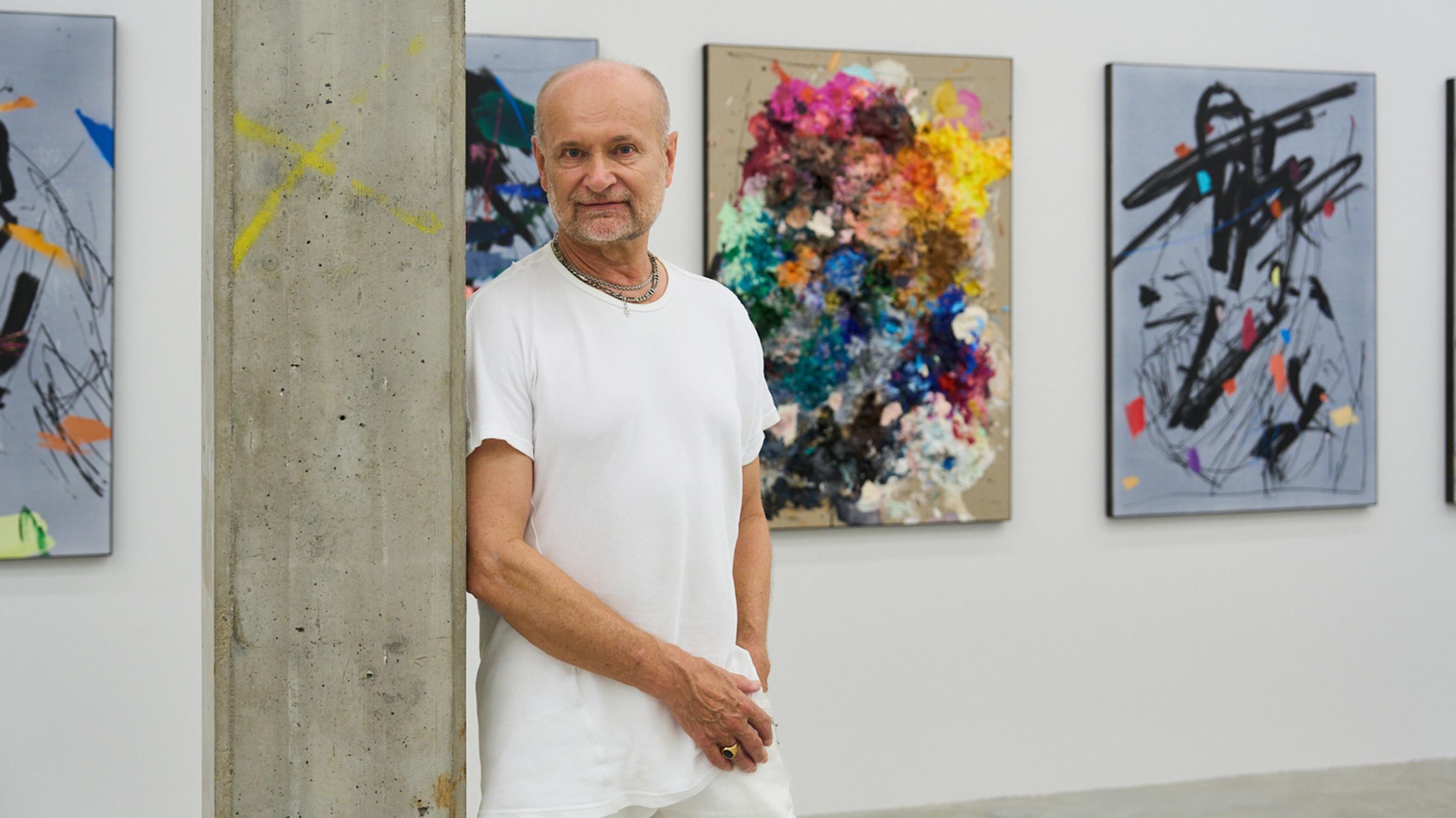 ”En ikinä kuvitellut, että keräily ryöpsähtäisi tällaiseksi”, sanoo taiteen ympäröimänä elävä Timo Miettinen