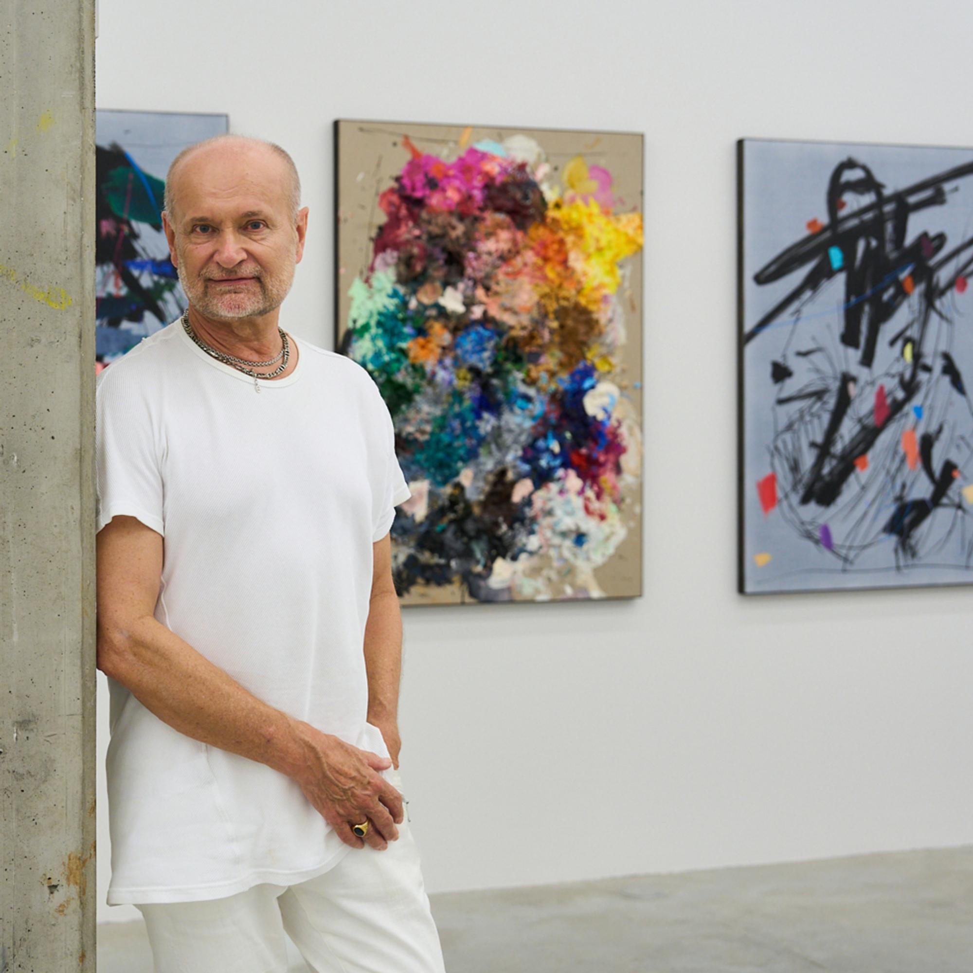 ”En ikinä kuvitellut, että keräily ryöpsähtäisi tällaiseksi”, sanoo taiteen ympäröimänä elävä Timo Miettinen