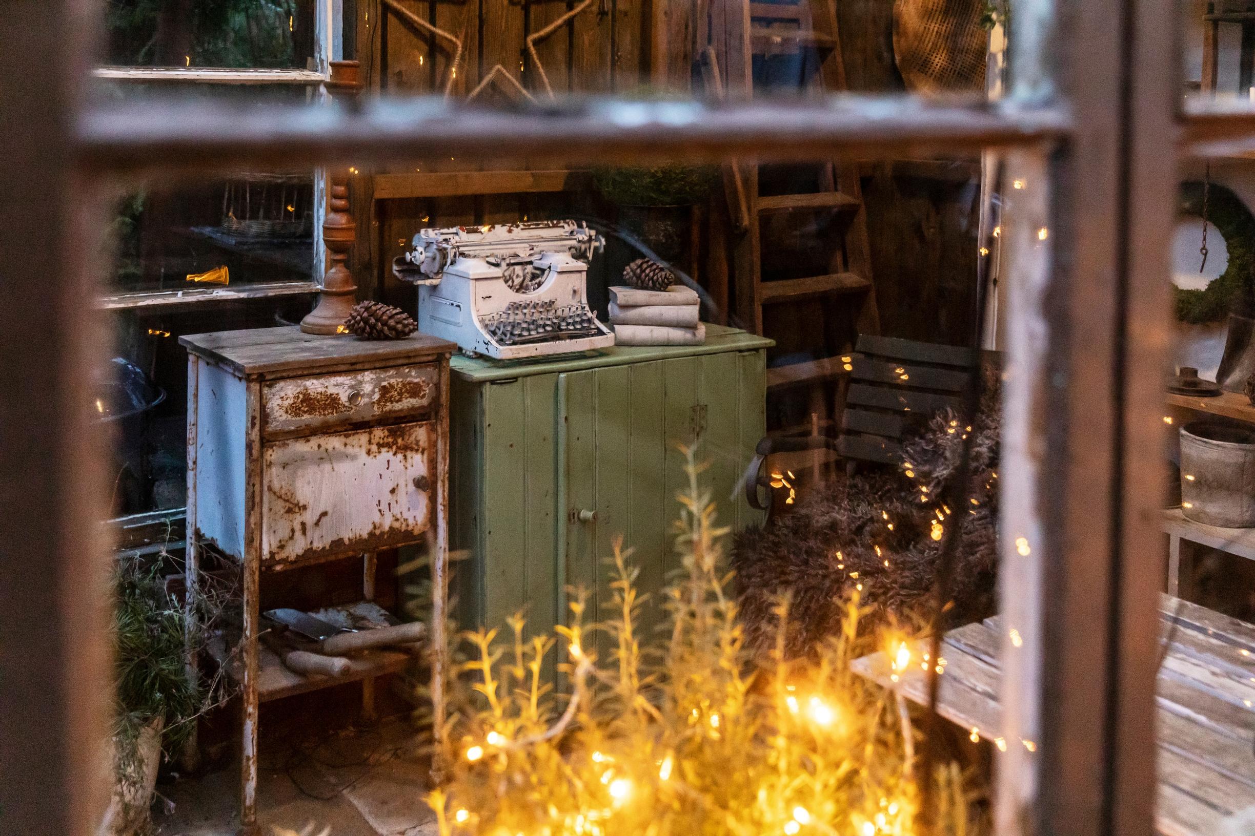 Kausivaloja ja kauniita esineitä Maria Mederin kasvihuoneessa