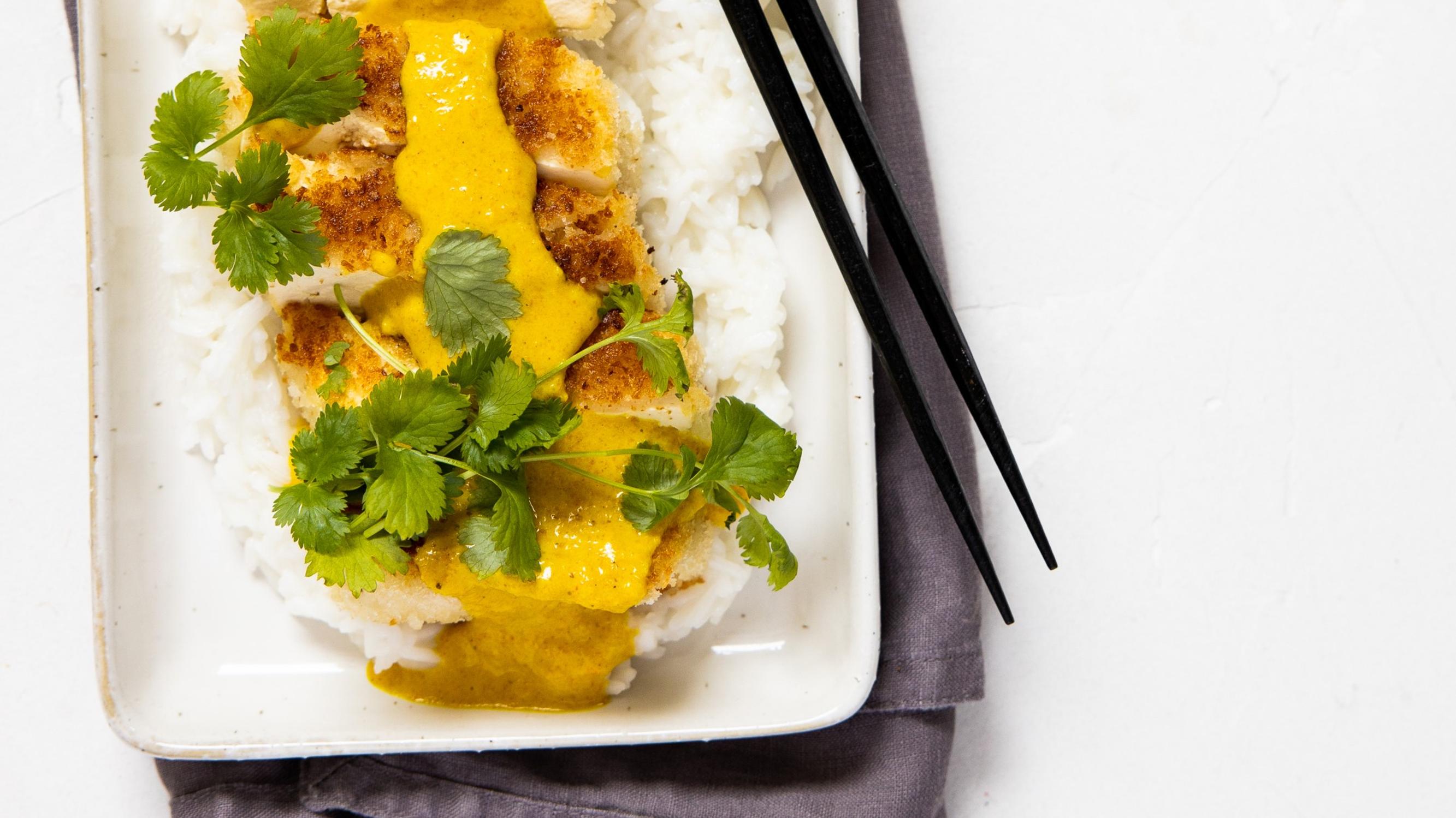 Tofu katsu curry Elina Innasen ohjeella – testaa vegaaniruokavaikuttajan hurmaavan rapea tofu ja maukas currykastike!