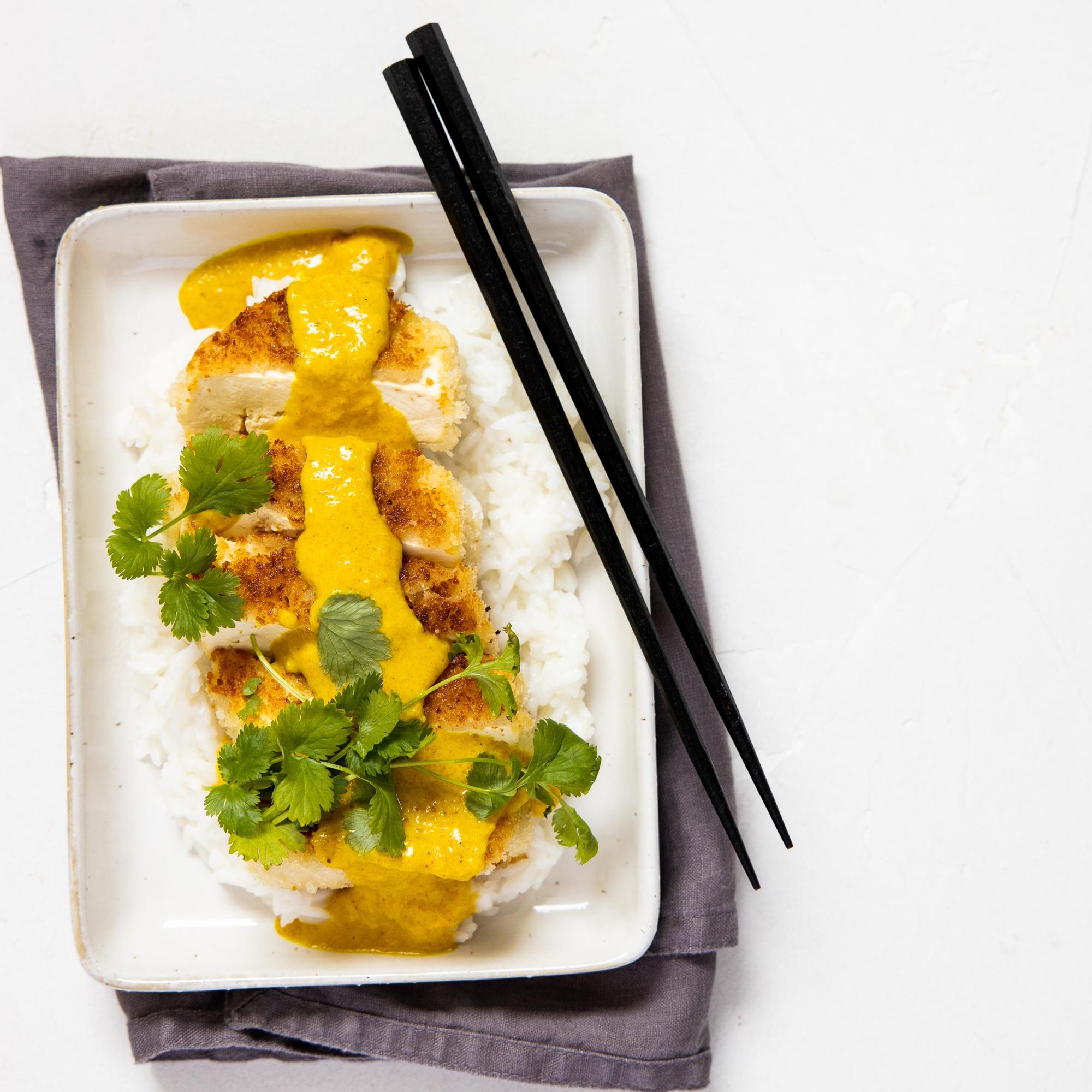 Tofu katsu curry Elina Innasen ohjeella – testaa vegaaniruokavaikuttajan hurmaavan rapea tofu ja maukas currykastike!