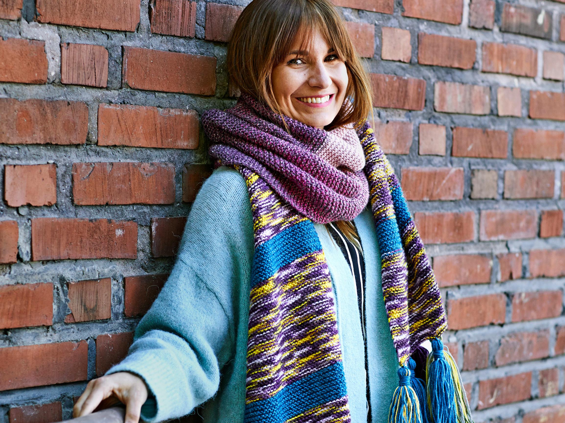 Rentoja raitoja ja tasselitupsut! Neulo pitkä kaulahuivi, joka on ihanasti runsas ja huoleton