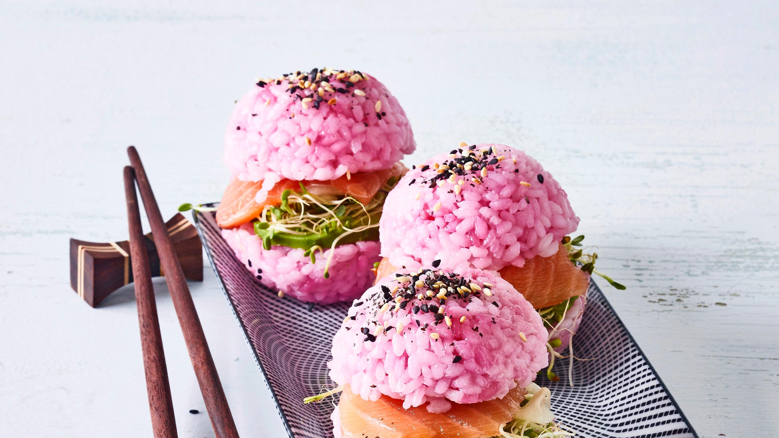 Voiko enää söpömpiä ollakaan? Pinkit sushiburgerit hurmaavat ulkomuodollaan ja herkullisilla täytteillään