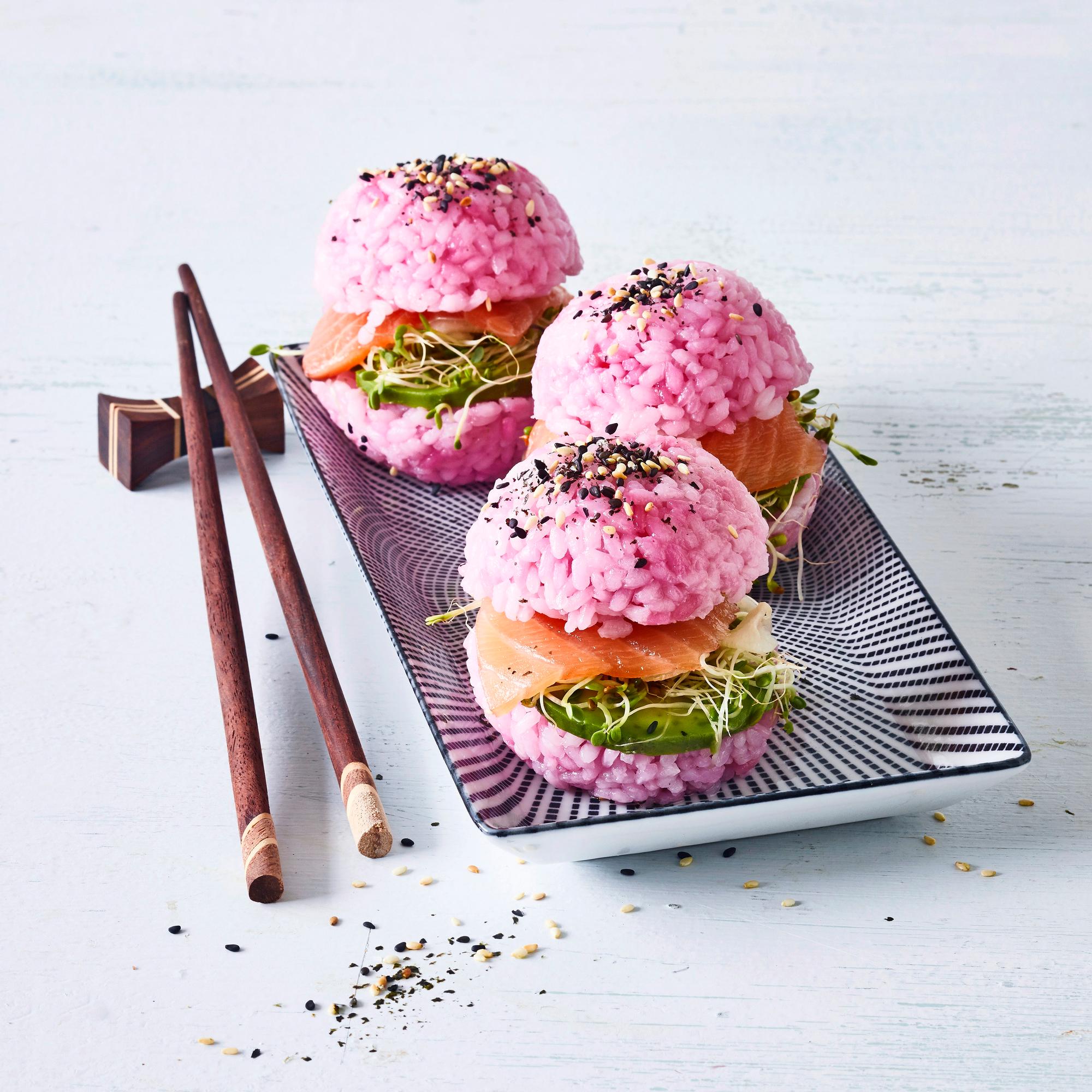 Voiko enää söpömpiä ollakaan? Pinkit sushiburgerit hurmaavat ulkomuodollaan ja herkullisilla täytteillään